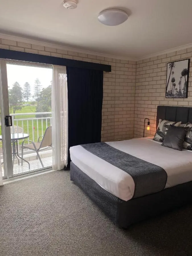 Bed in Beach Park Motel