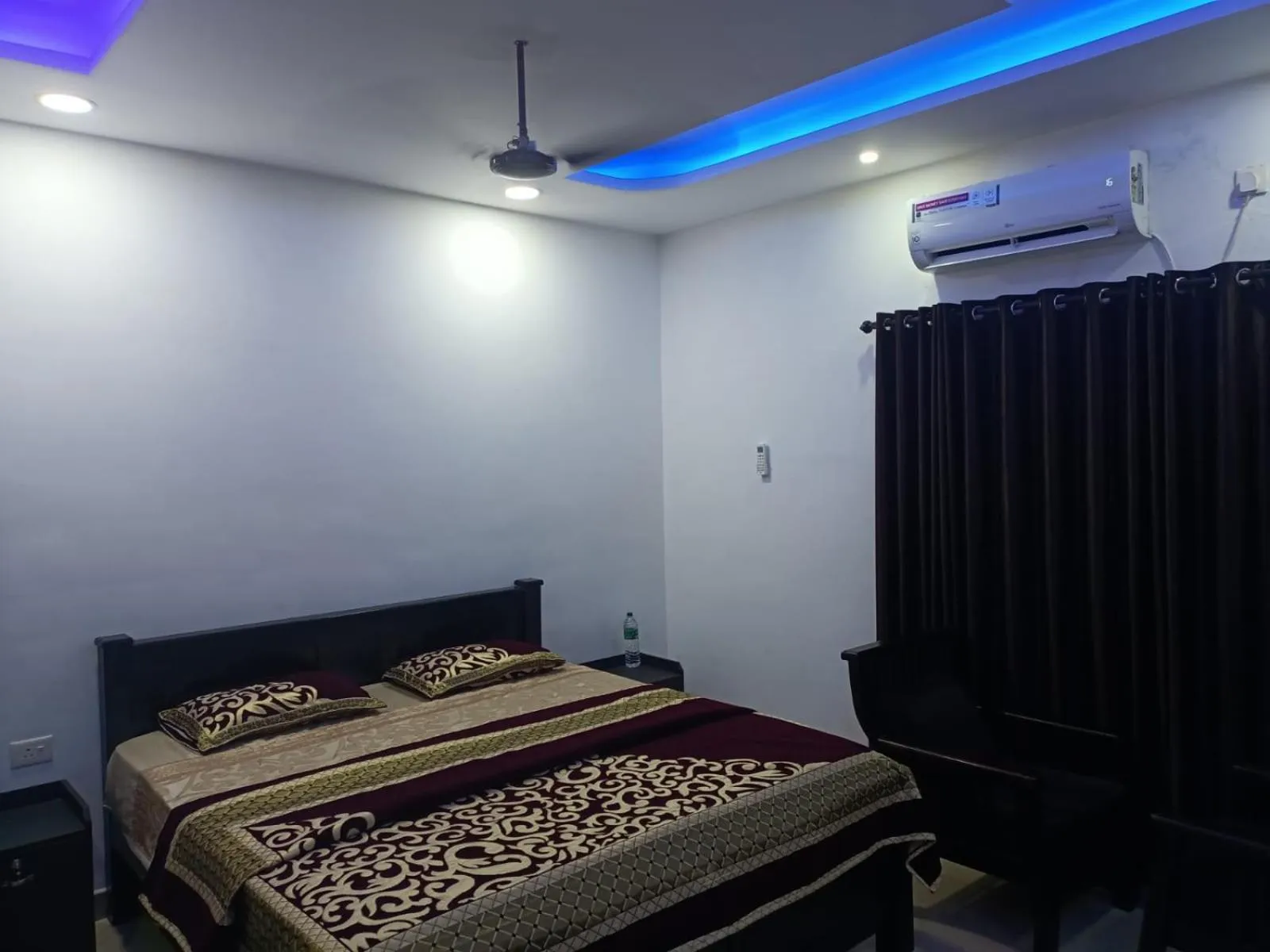 Bed in Rain Homestay