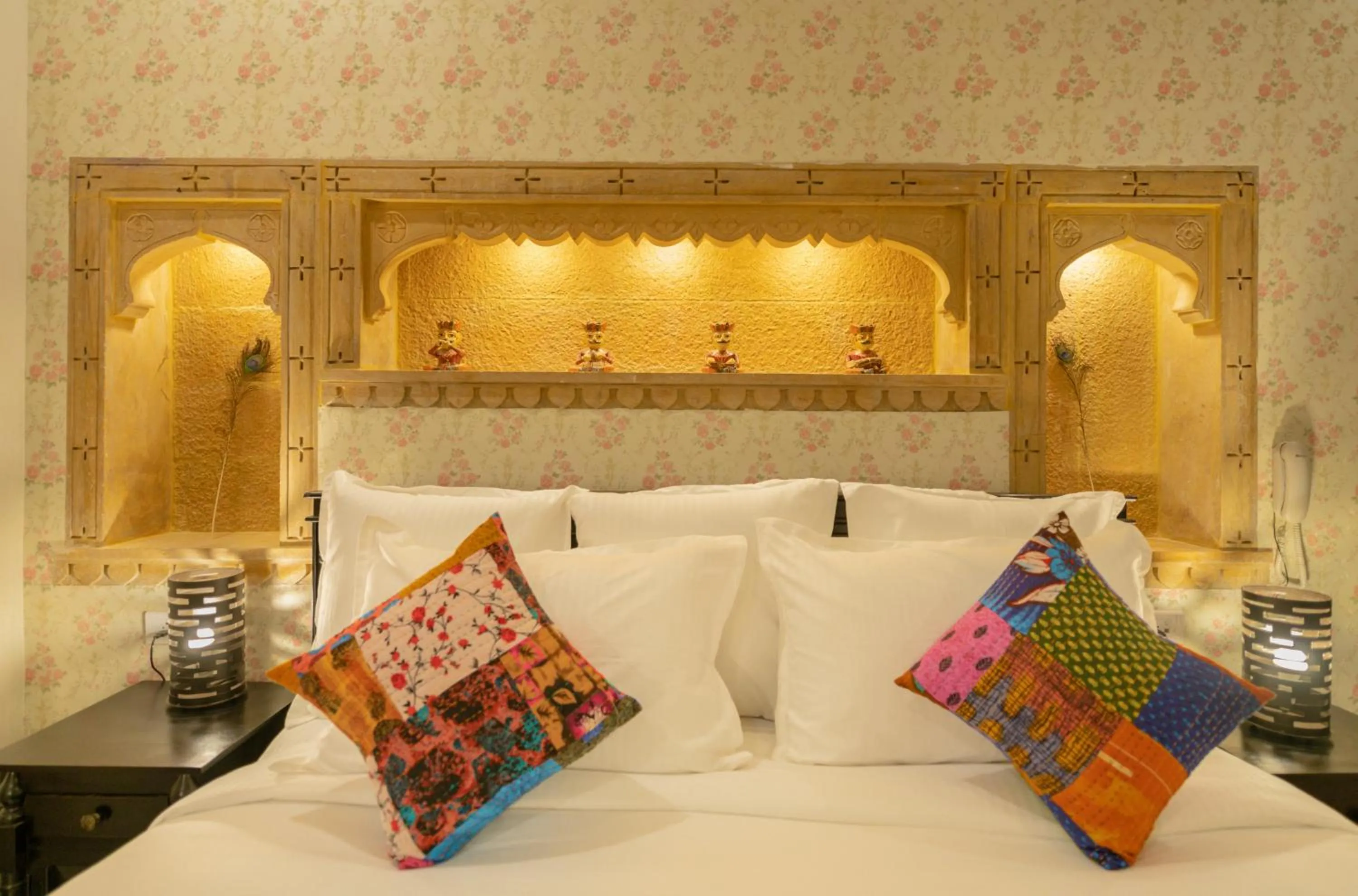 Bed in Hotel Meri Haveli