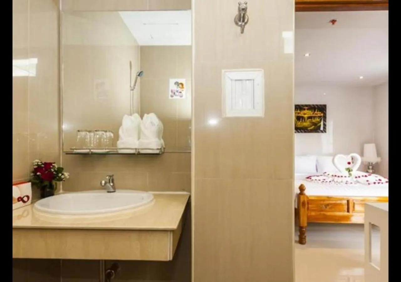 Shower in Patong Dynasty Royal Hotel