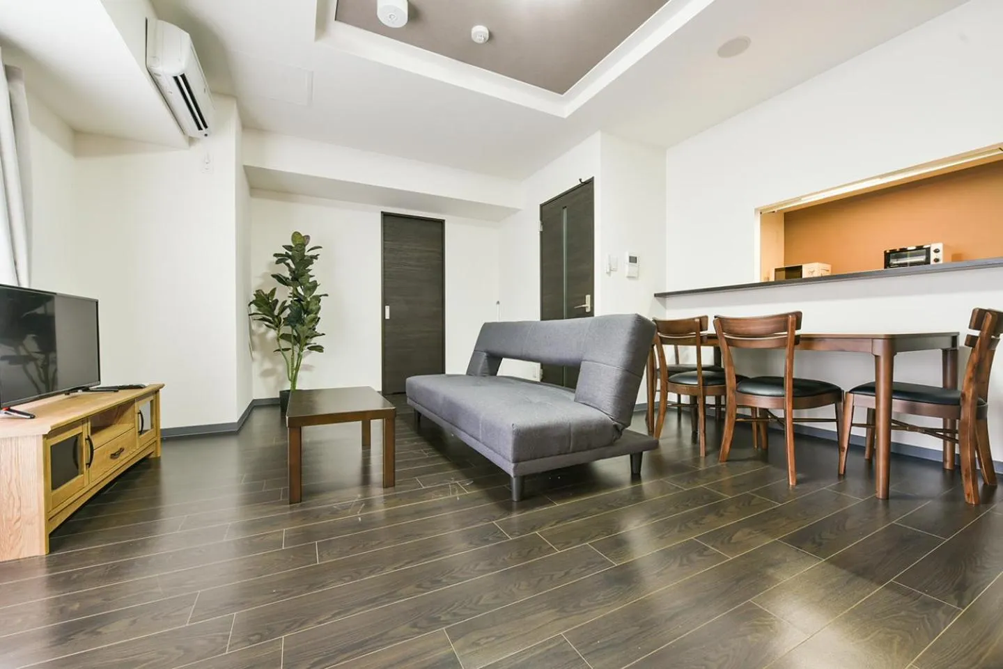 Communal lounge/ TV room in Sun Court Hongodori Garden Hills