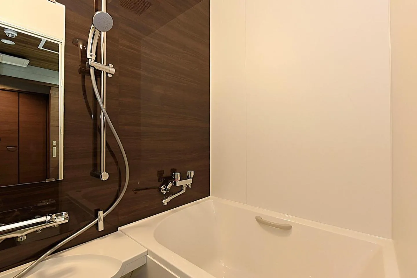 Shower in Hills Garden Hondori