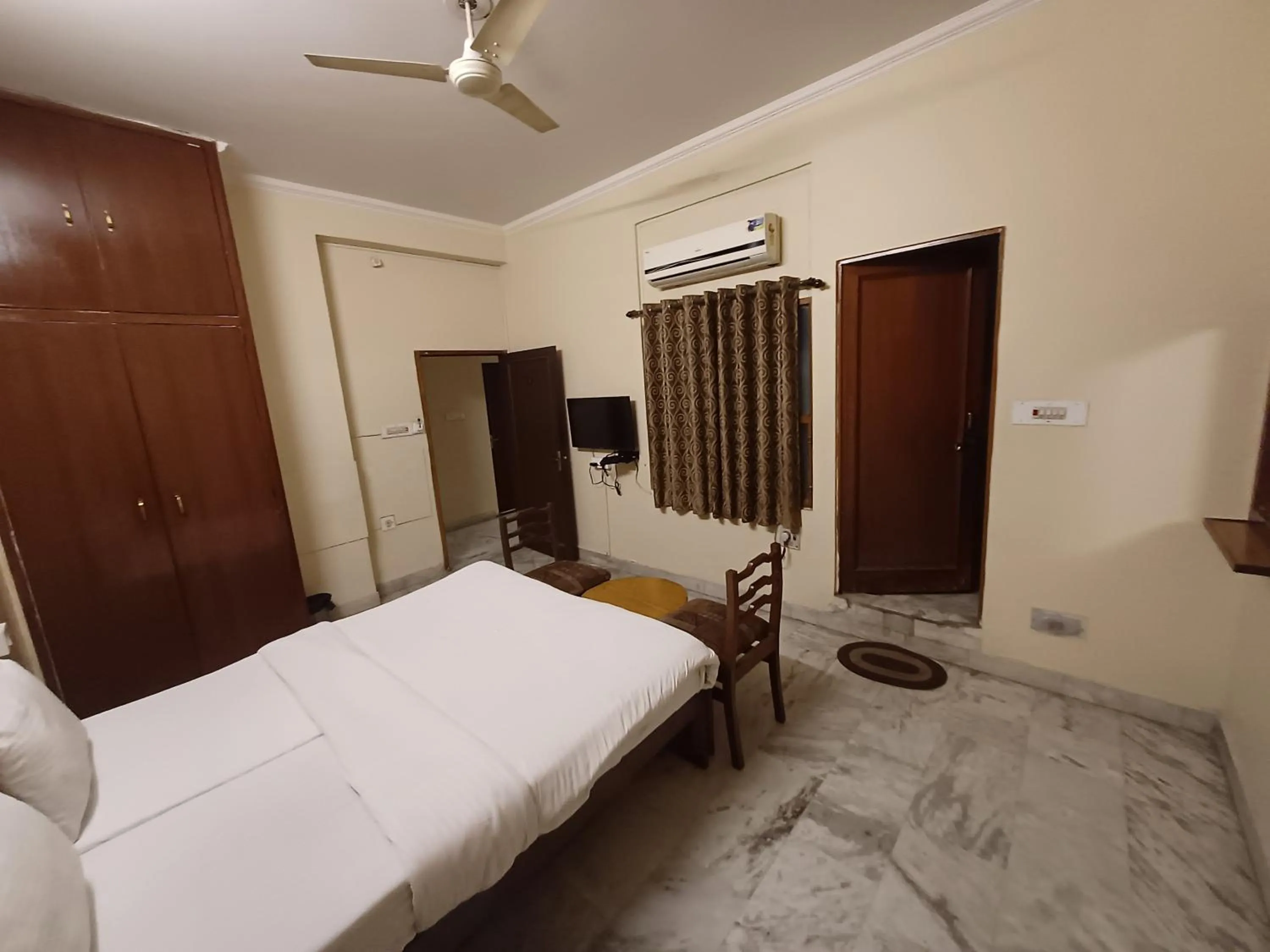 Bedroom, Bed in Hotel Raghav Palace 1 km Jaipur Junction & Bus Stand Sindhi Camp