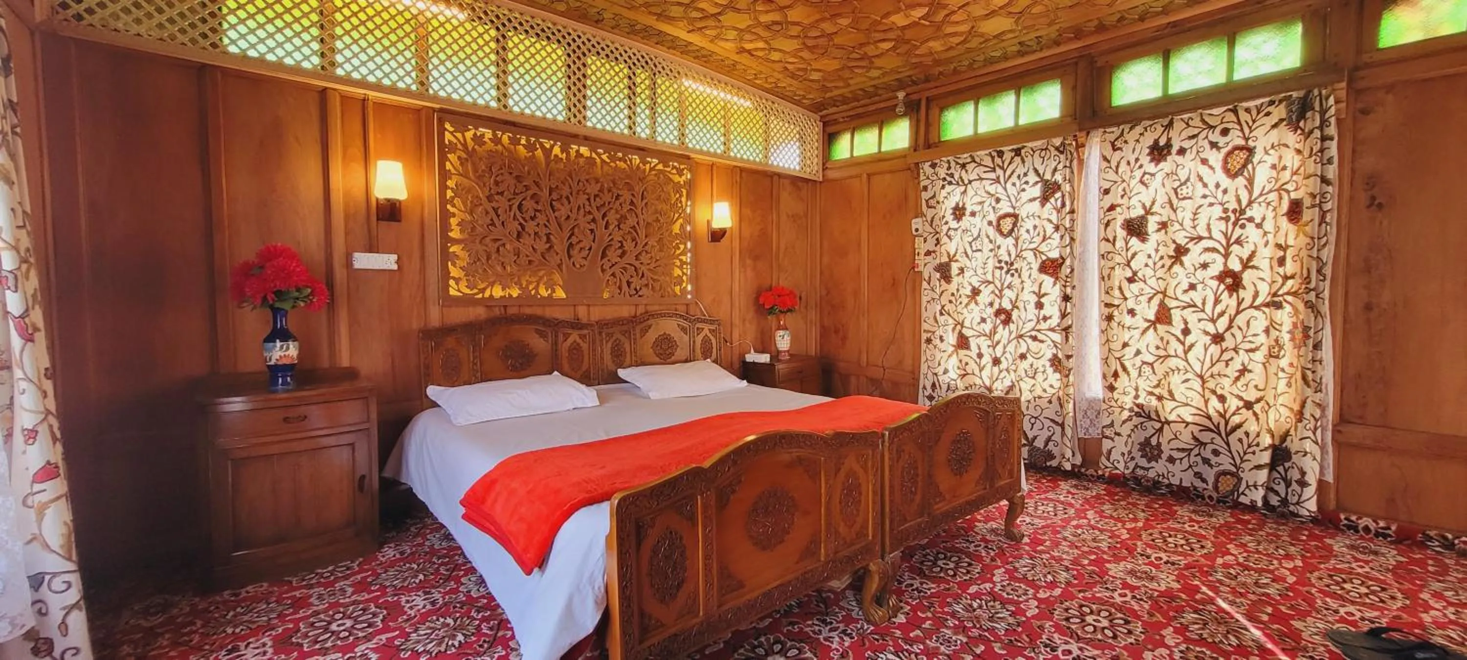 Bedroom, Bed in Lily Of The World Houseboat