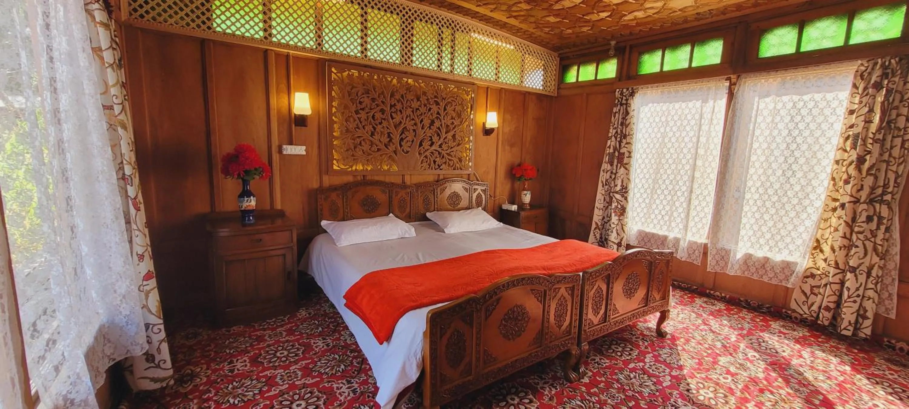 Bedroom, Bed in Lily Of The World Houseboat
