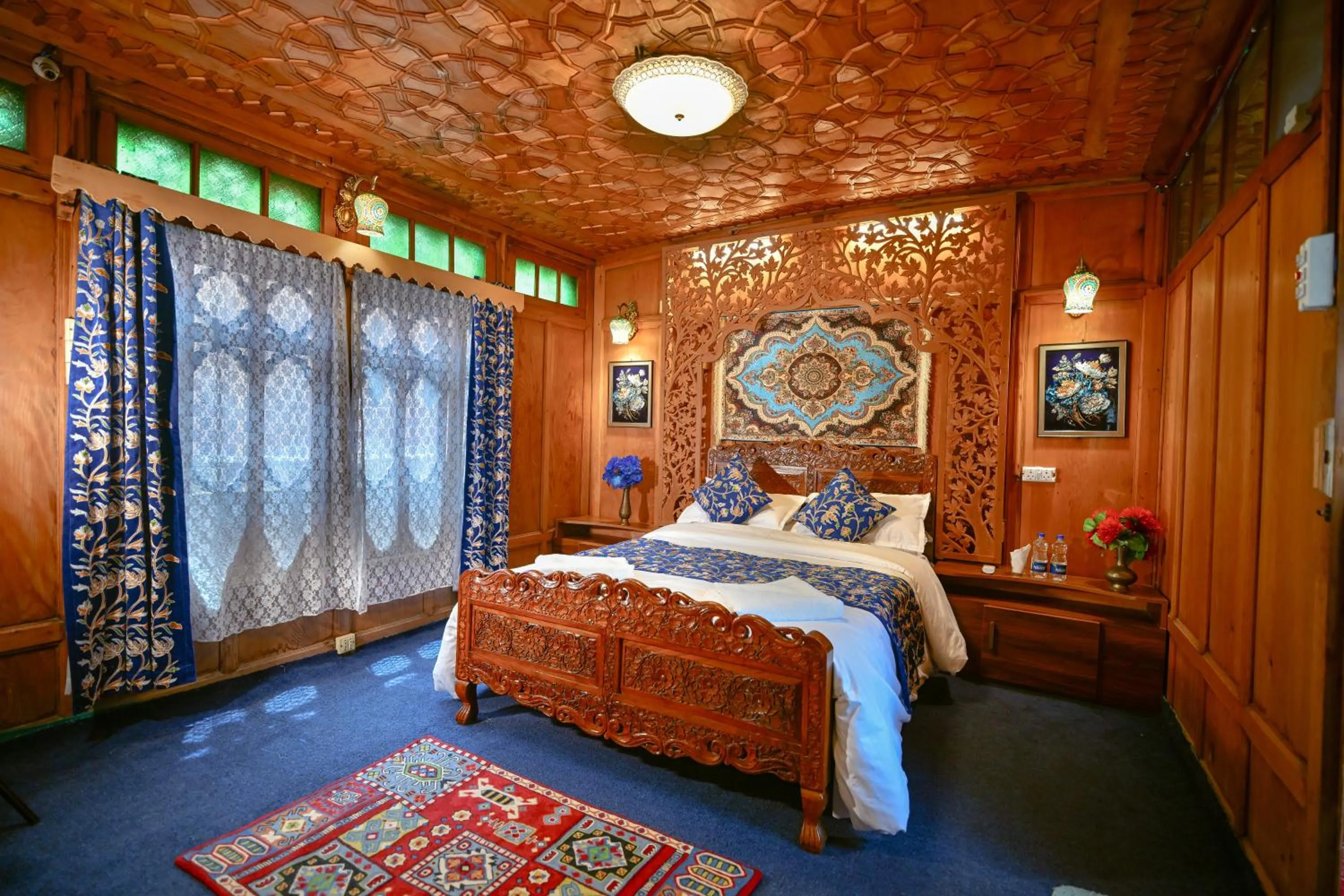 Bedroom, Bed in Lily Of The World Houseboat