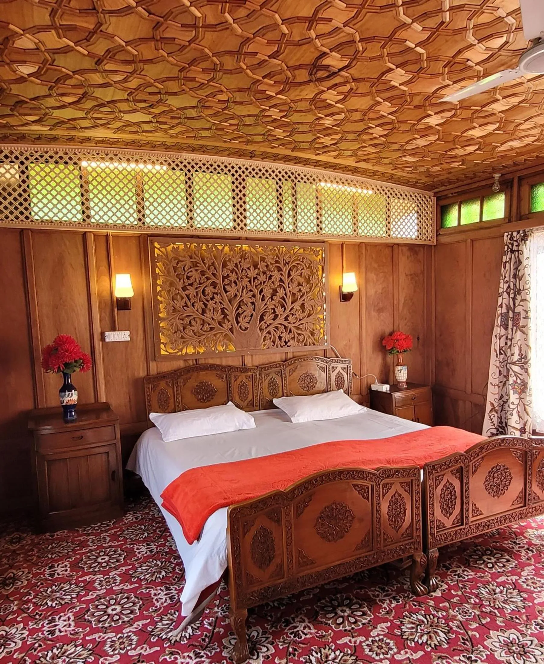 Bedroom, Bed in Lily Of The World Houseboat