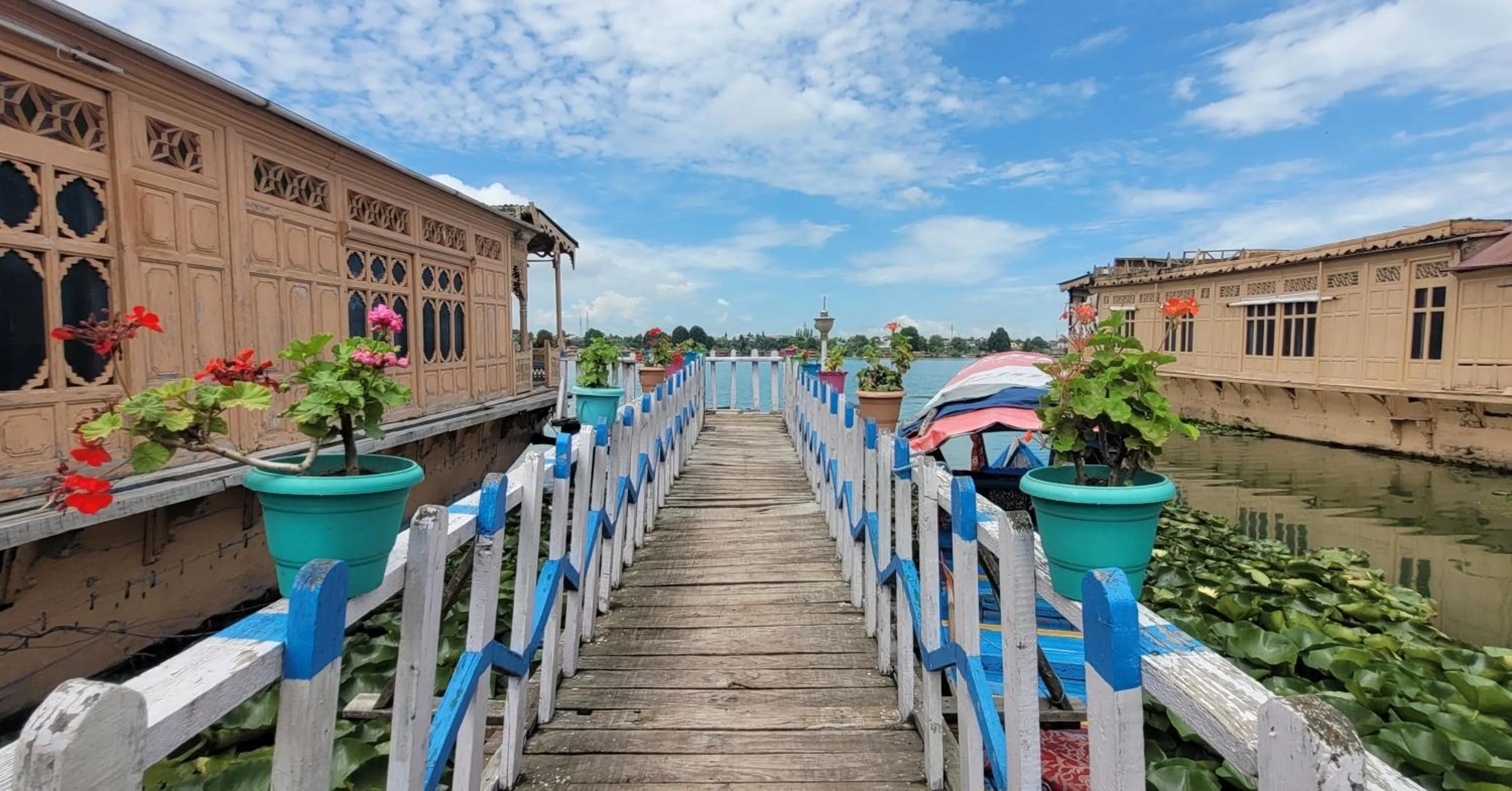 Facade/entrance in Lily Of The World Houseboat