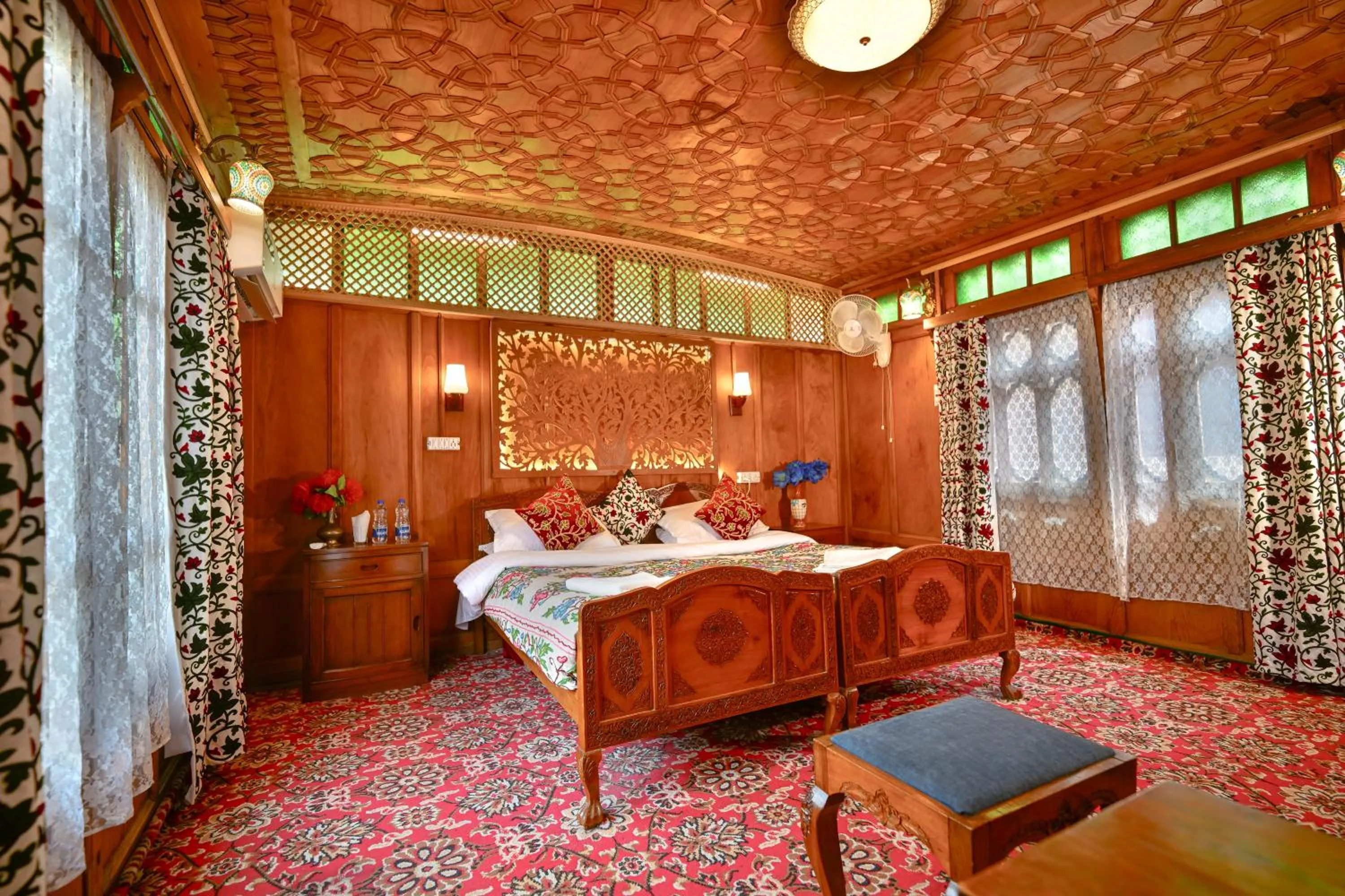 Bedroom, Bed in Lily Of The World Houseboat