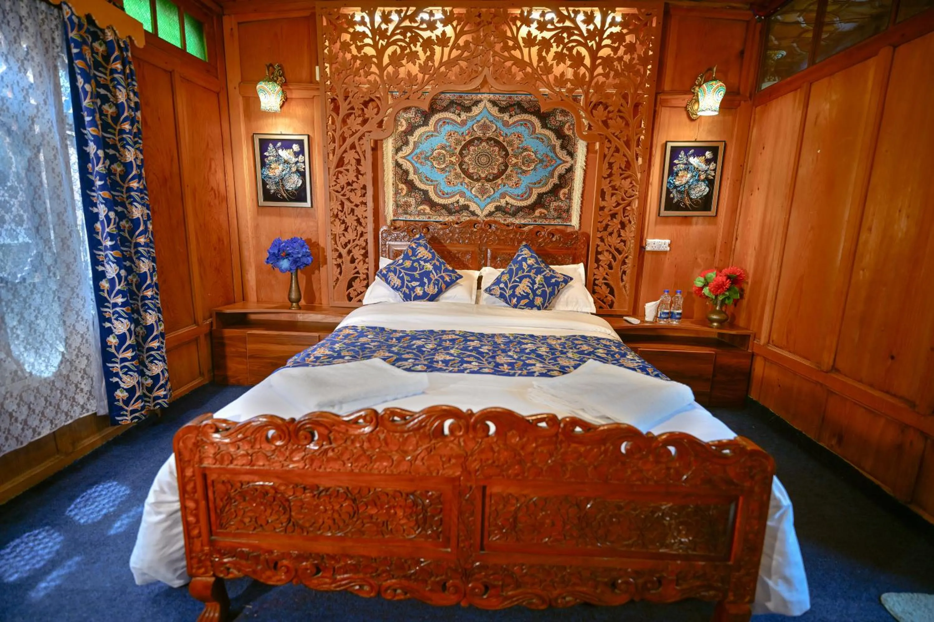 Bedroom, Bed in Lily Of The World Houseboat