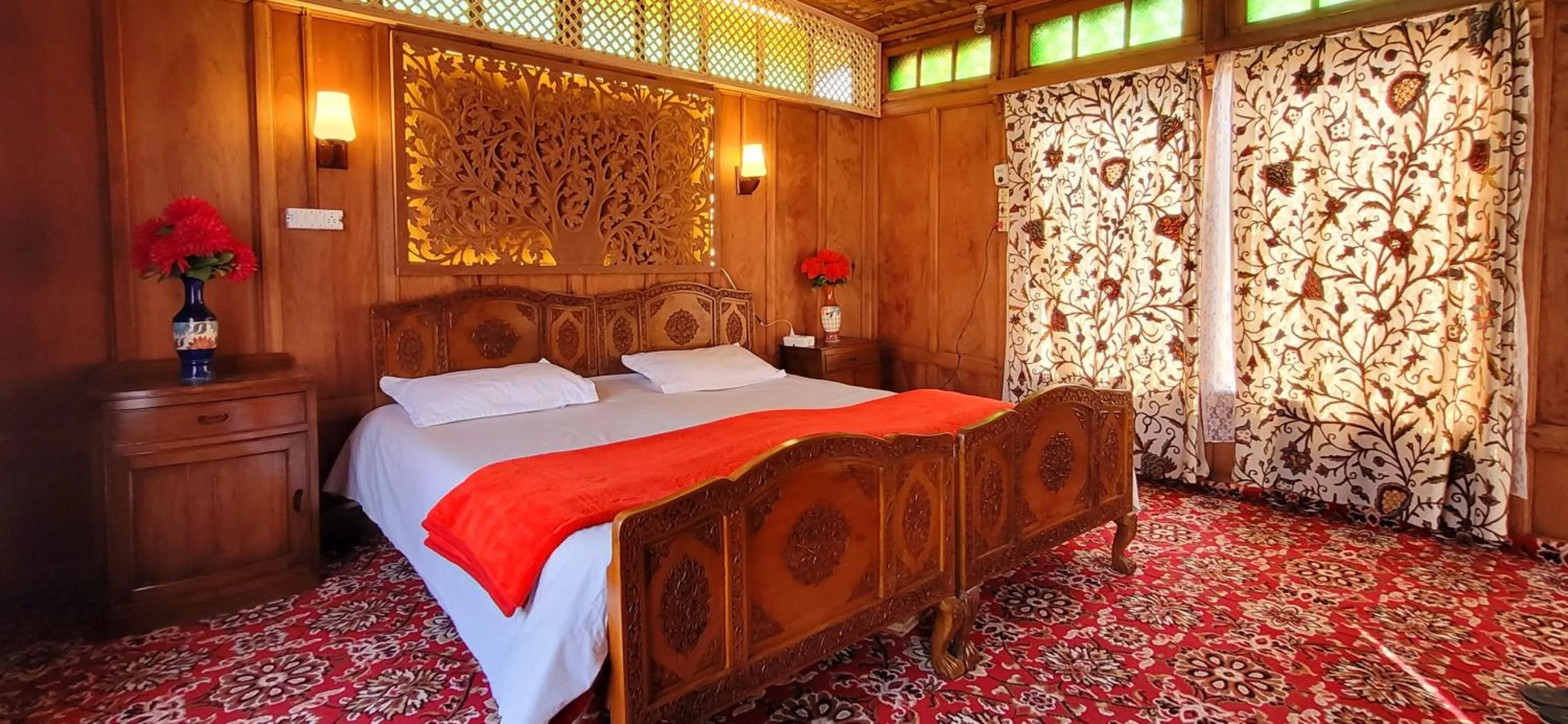 Bedroom, Bed in Lily Of The World Houseboat
