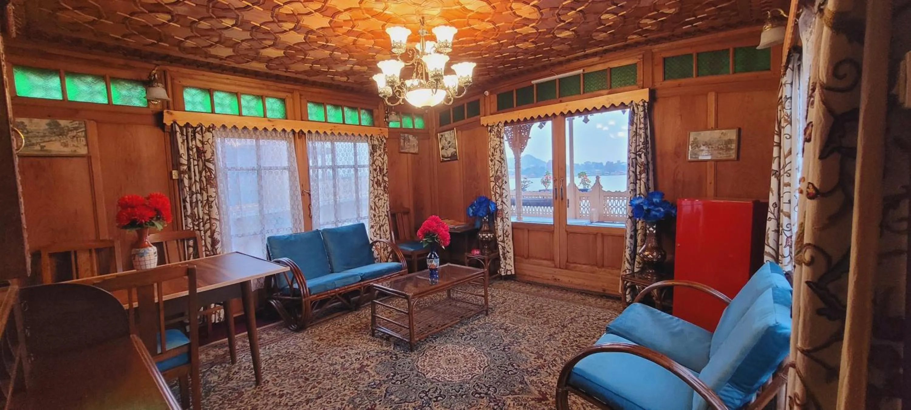Living room in Lily Of The World Houseboat