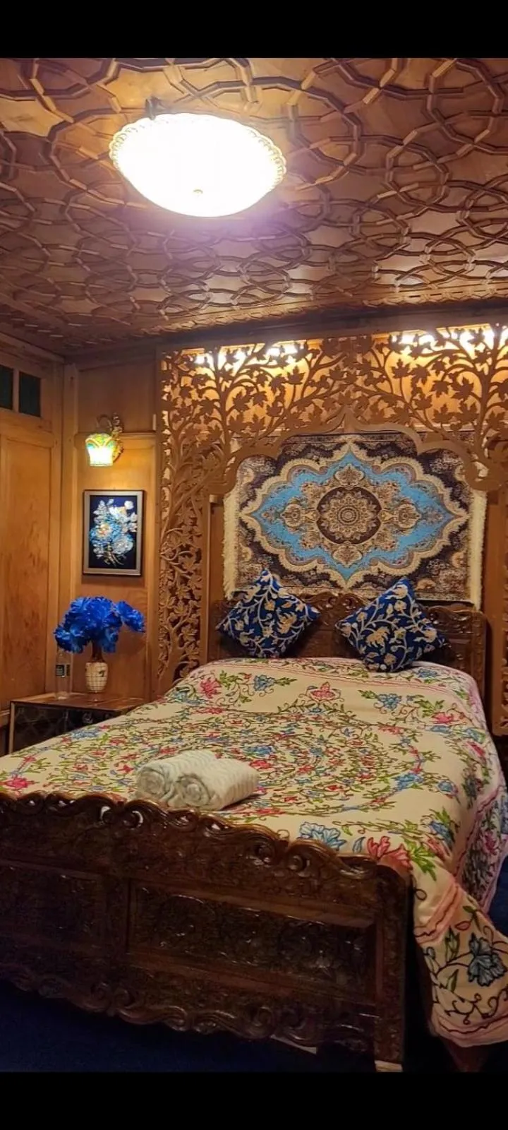 Bedroom, Bed in Lily Of The World Houseboat