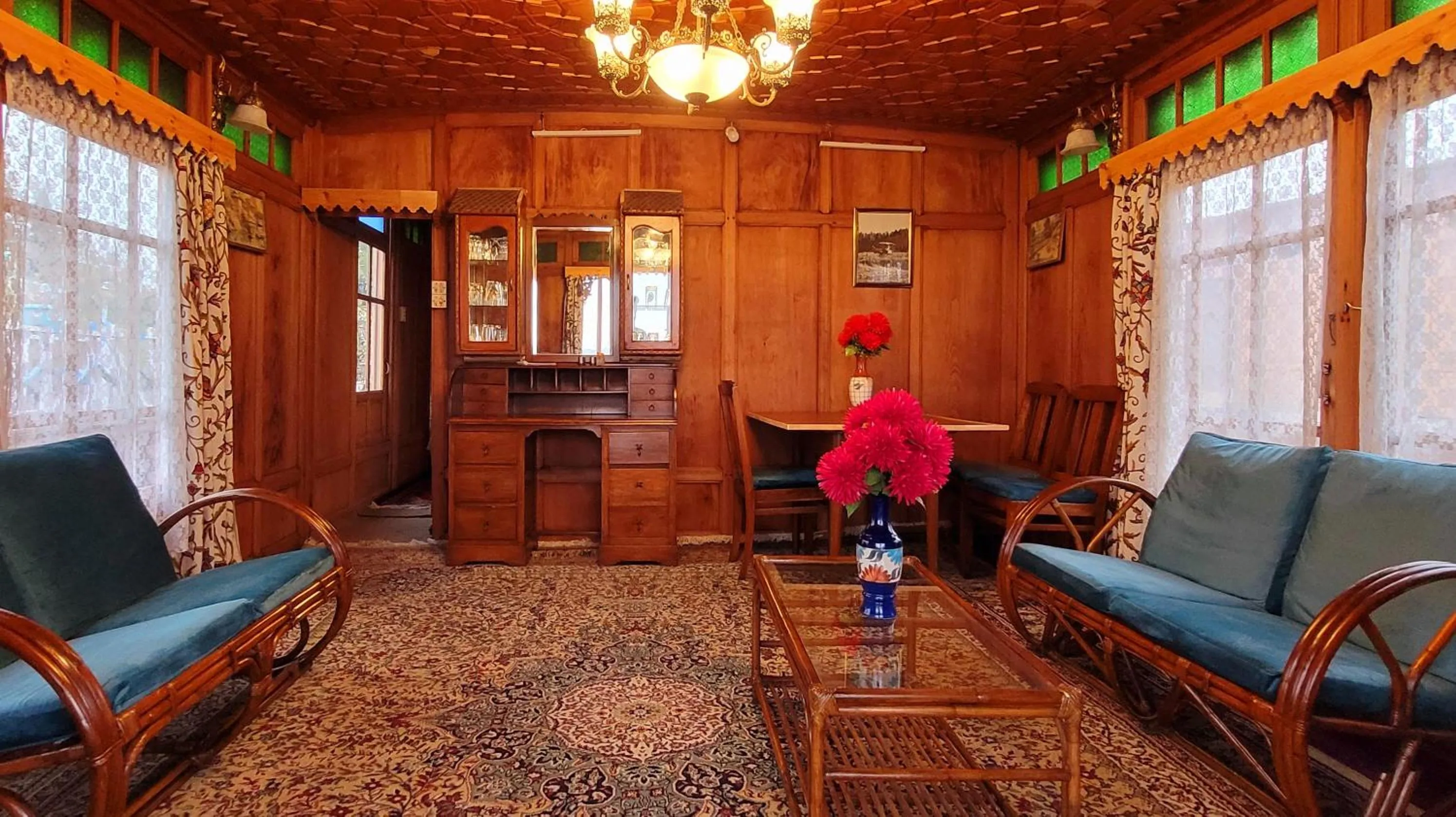 Living room in Lily Of The World Houseboat