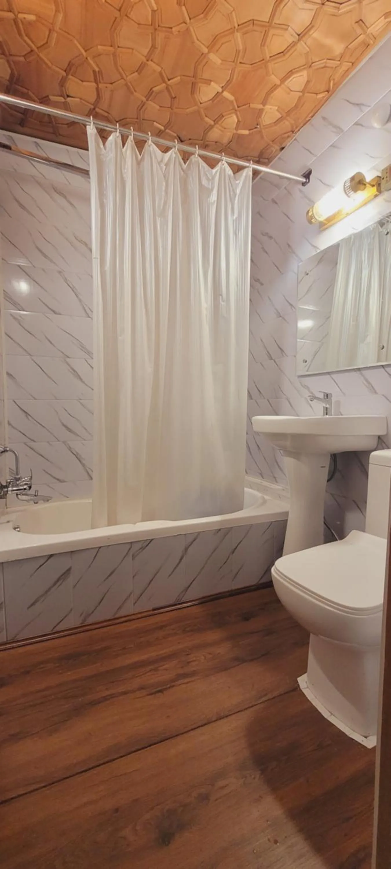 Bathroom in Lily Of The World Houseboat