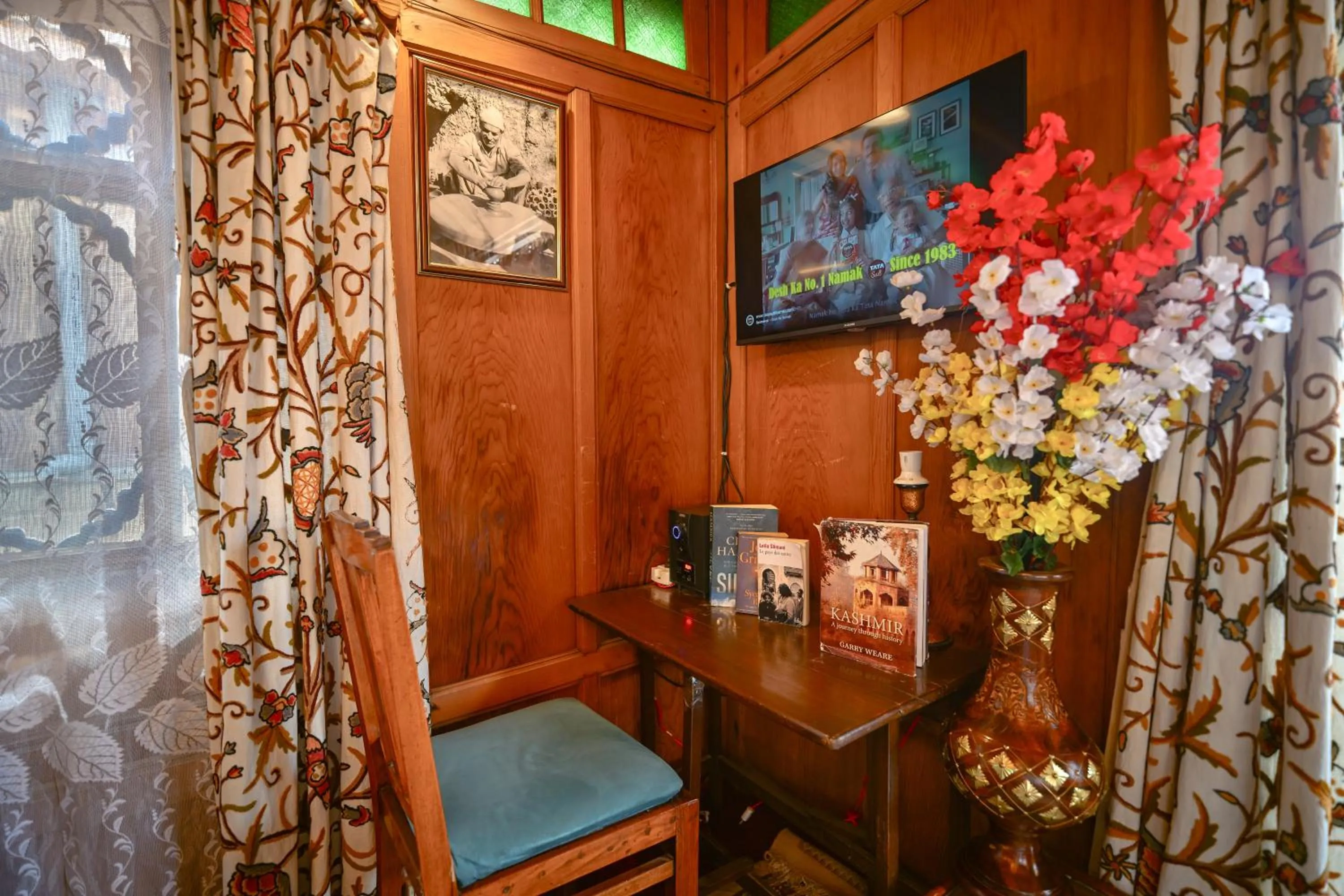 Seating area in Lily Of The World Houseboat