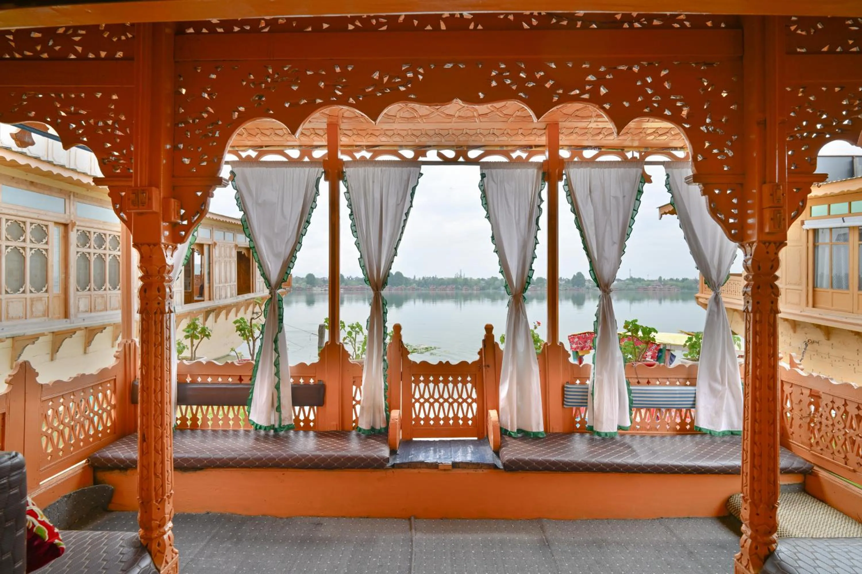Balcony/Terrace in Lily Of The World Houseboat