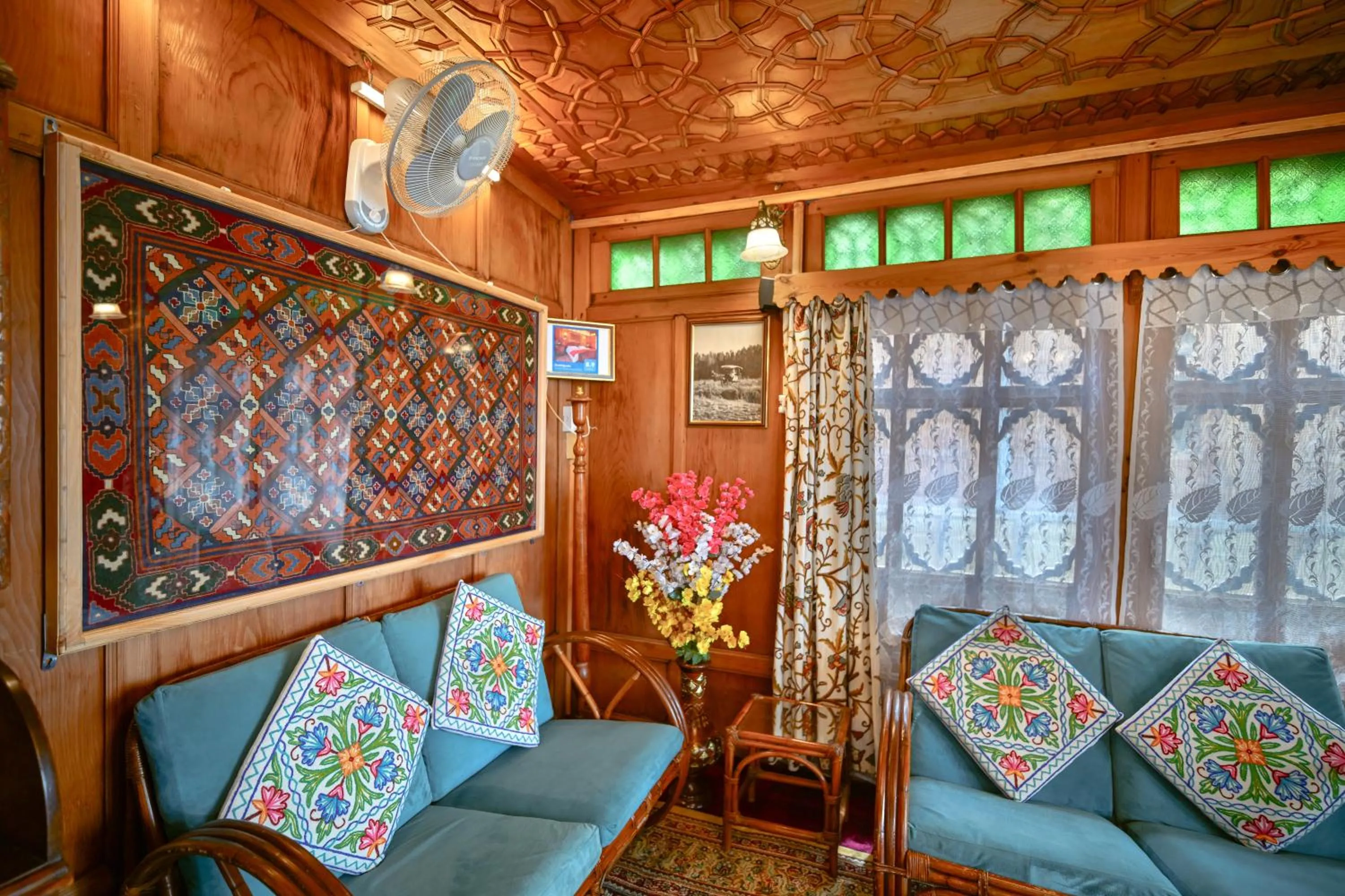 Seating area in Lily Of The World Houseboat