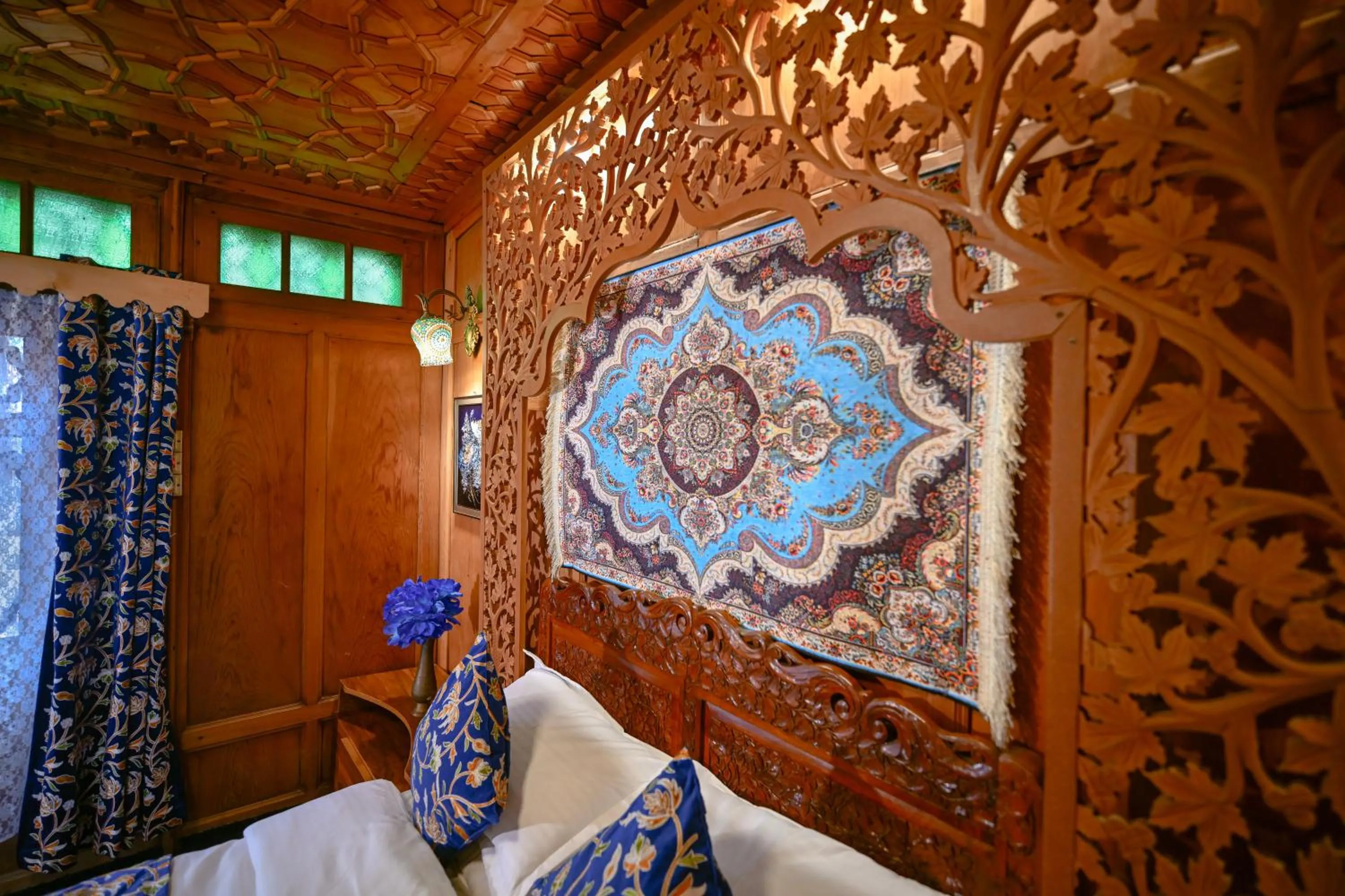 Bedroom, Bed in Lily Of The World Houseboat