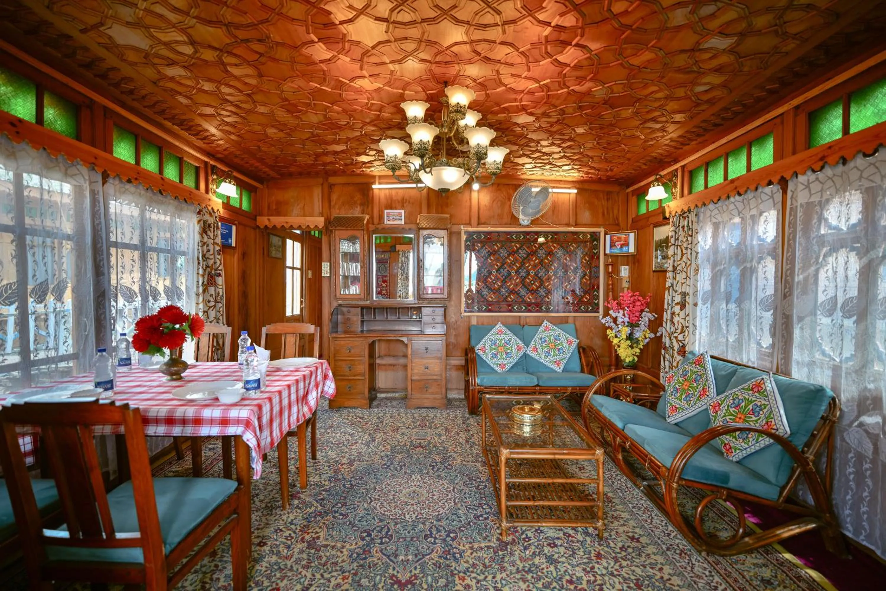 Seating area in Lily Of The World Houseboat