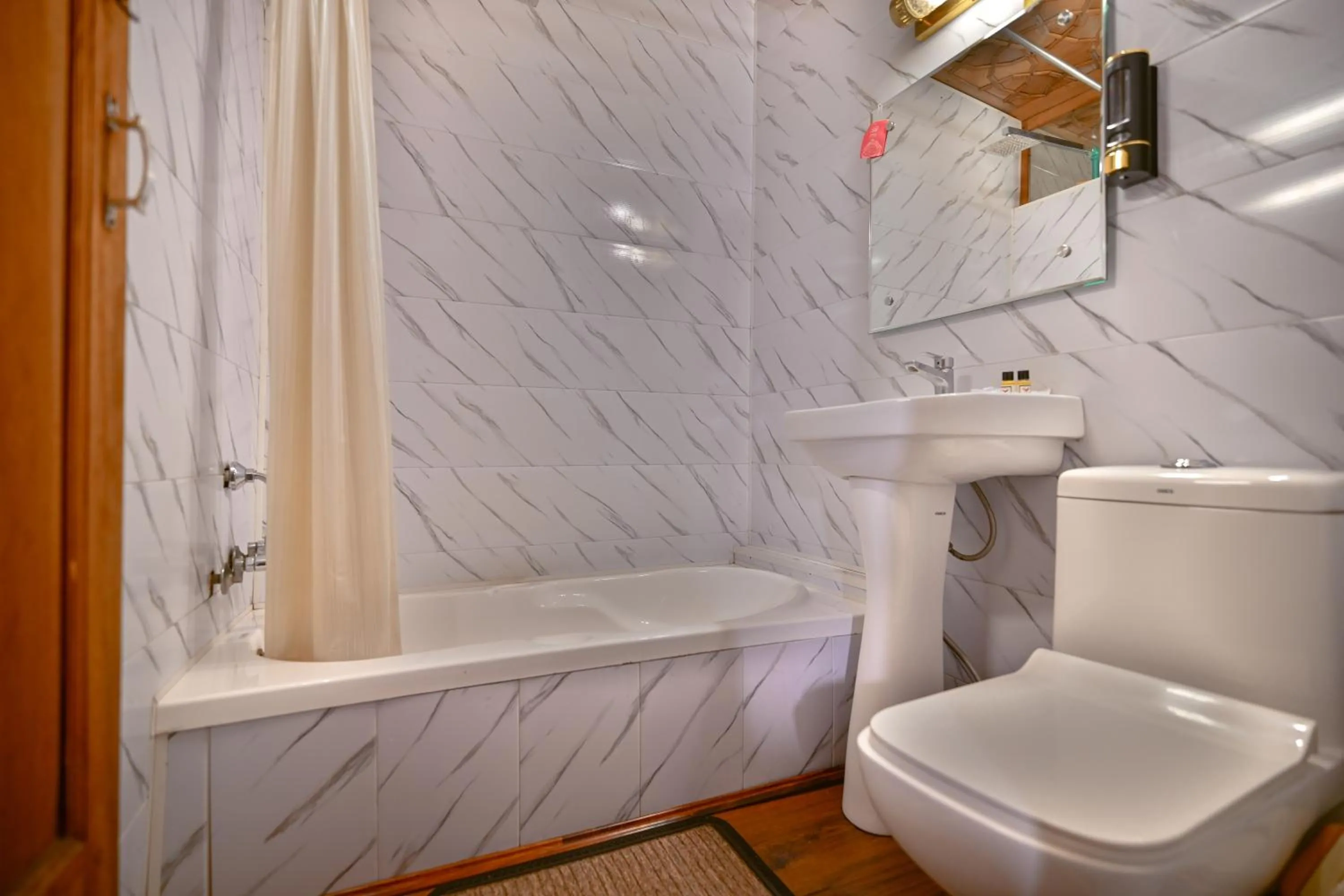 Bathroom in Lily Of The World Houseboat