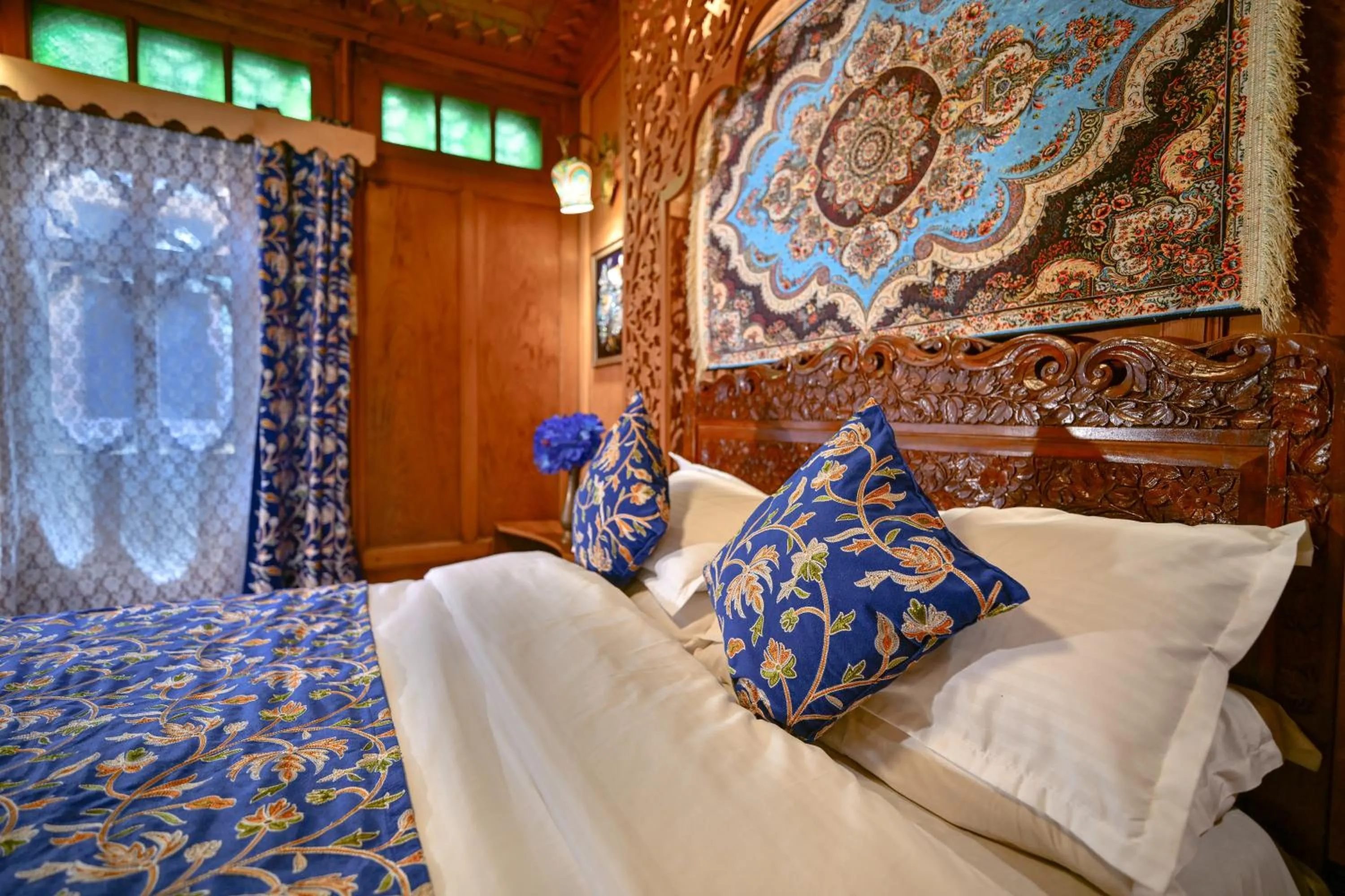 Bedroom, Bed in Lily Of The World Houseboat