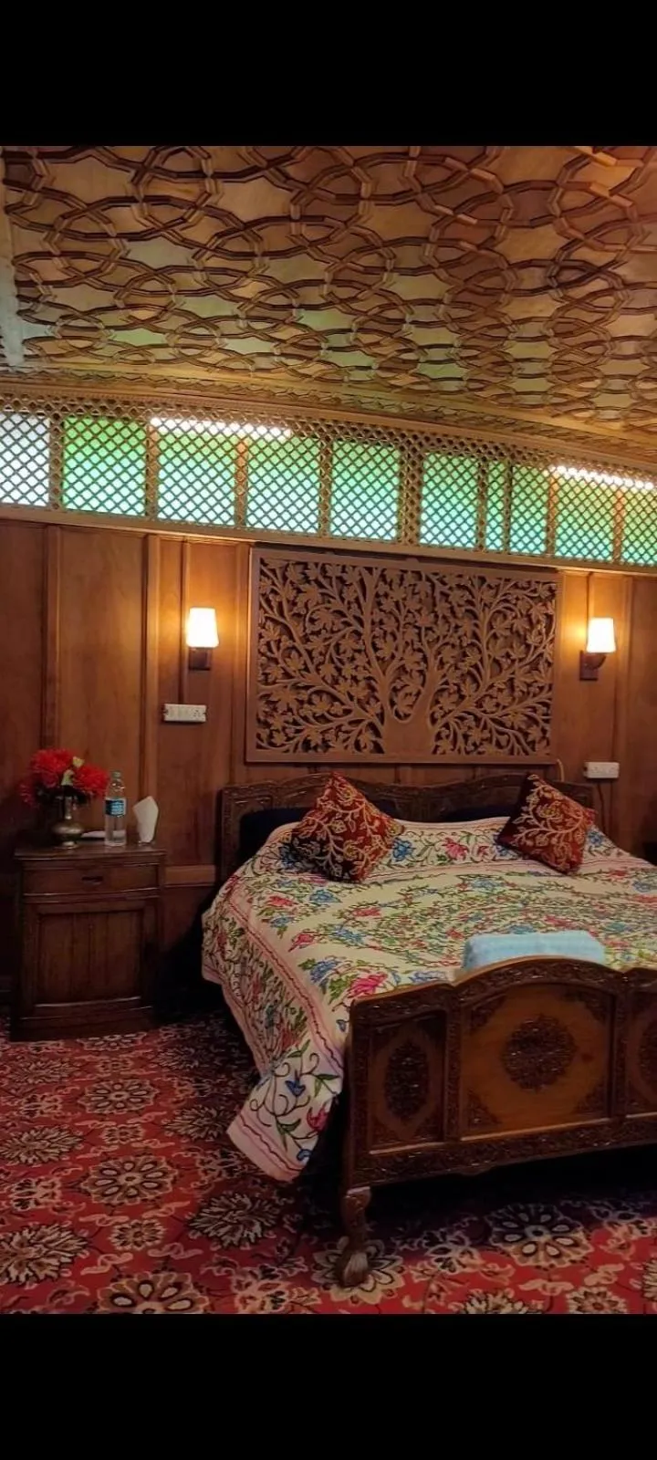 Bedroom, Bed in Lily Of The World Houseboat