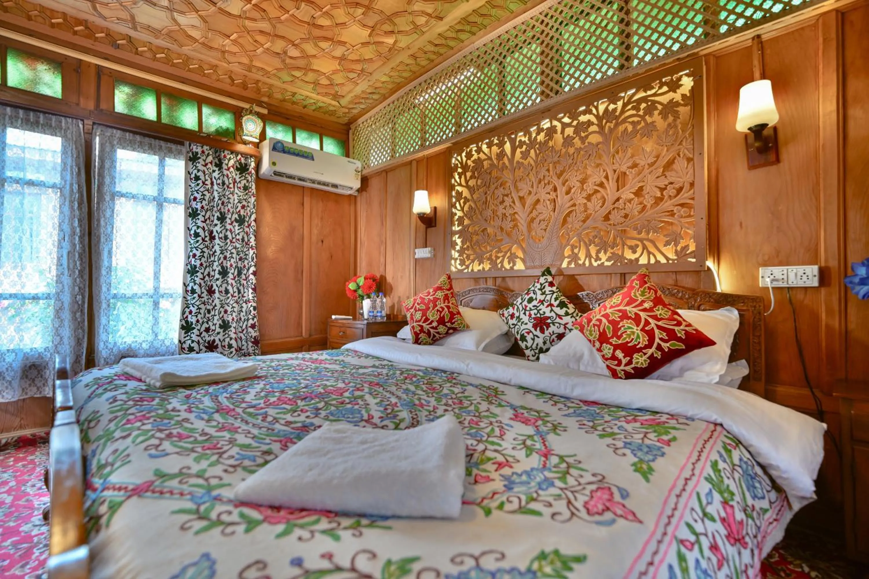 Bedroom, Bed in Lily Of The World Houseboat