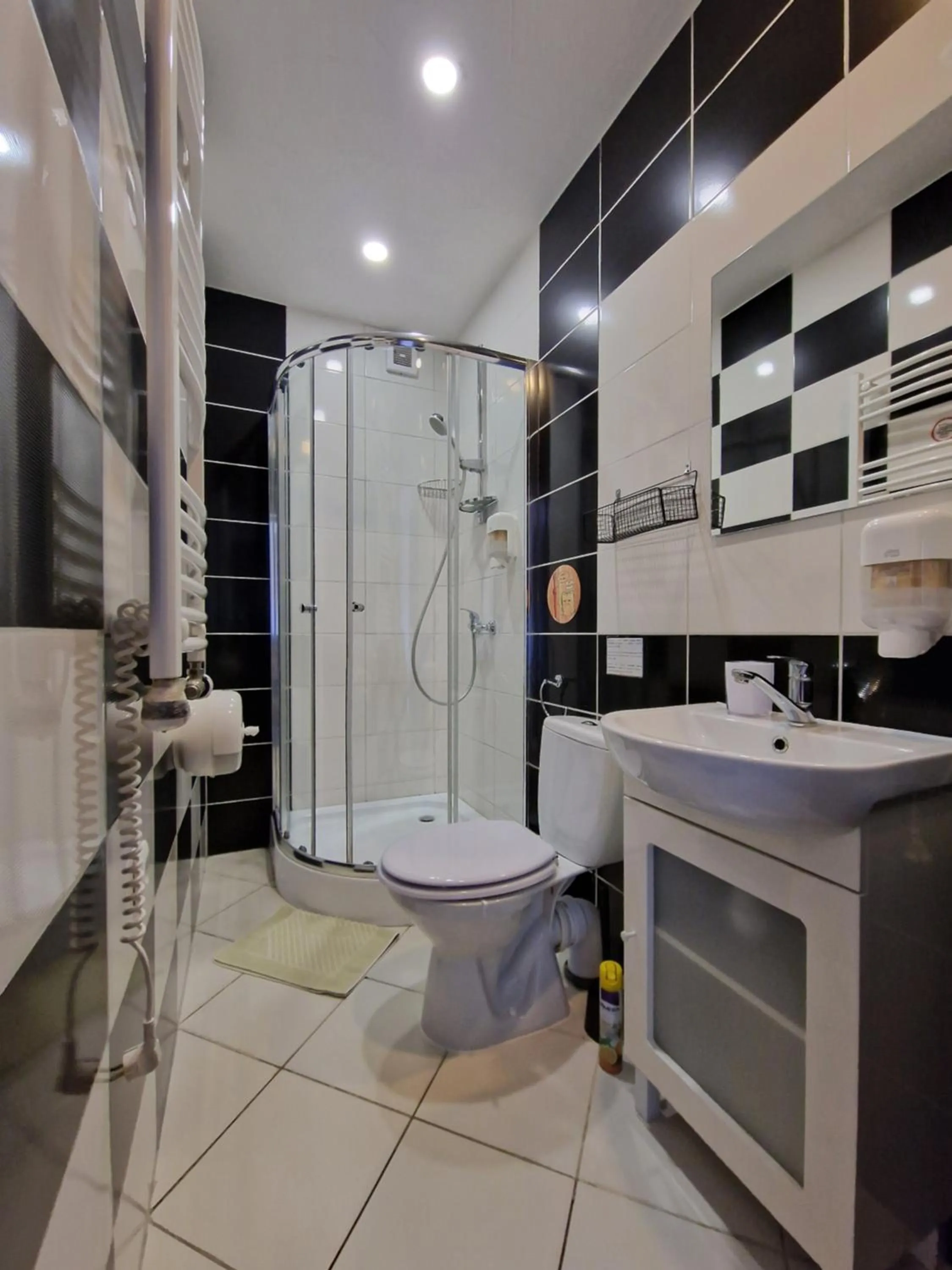 Shower in KALIDA Rooms for rent