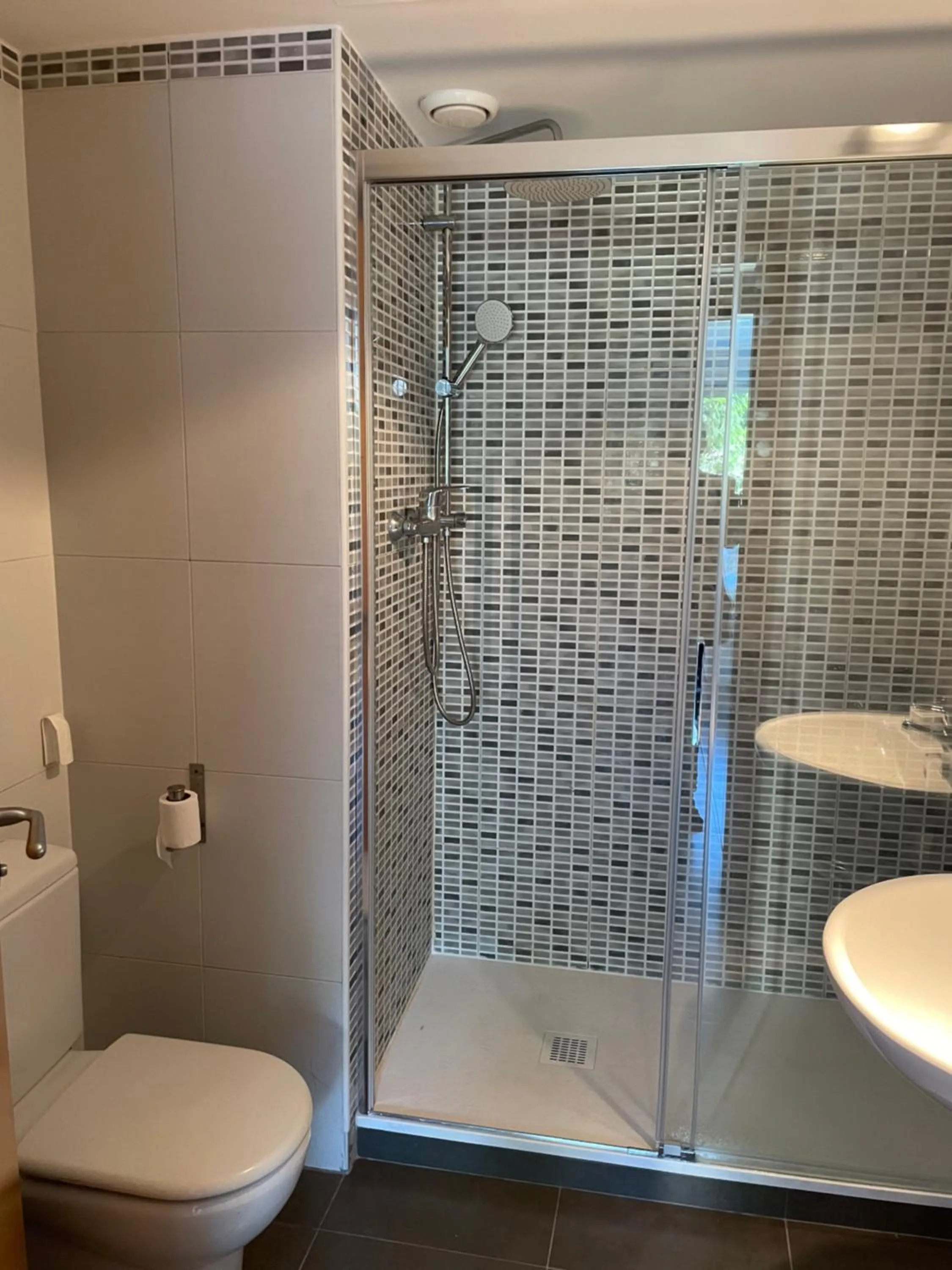 Shower in Standing Apartment Barcelona Forum