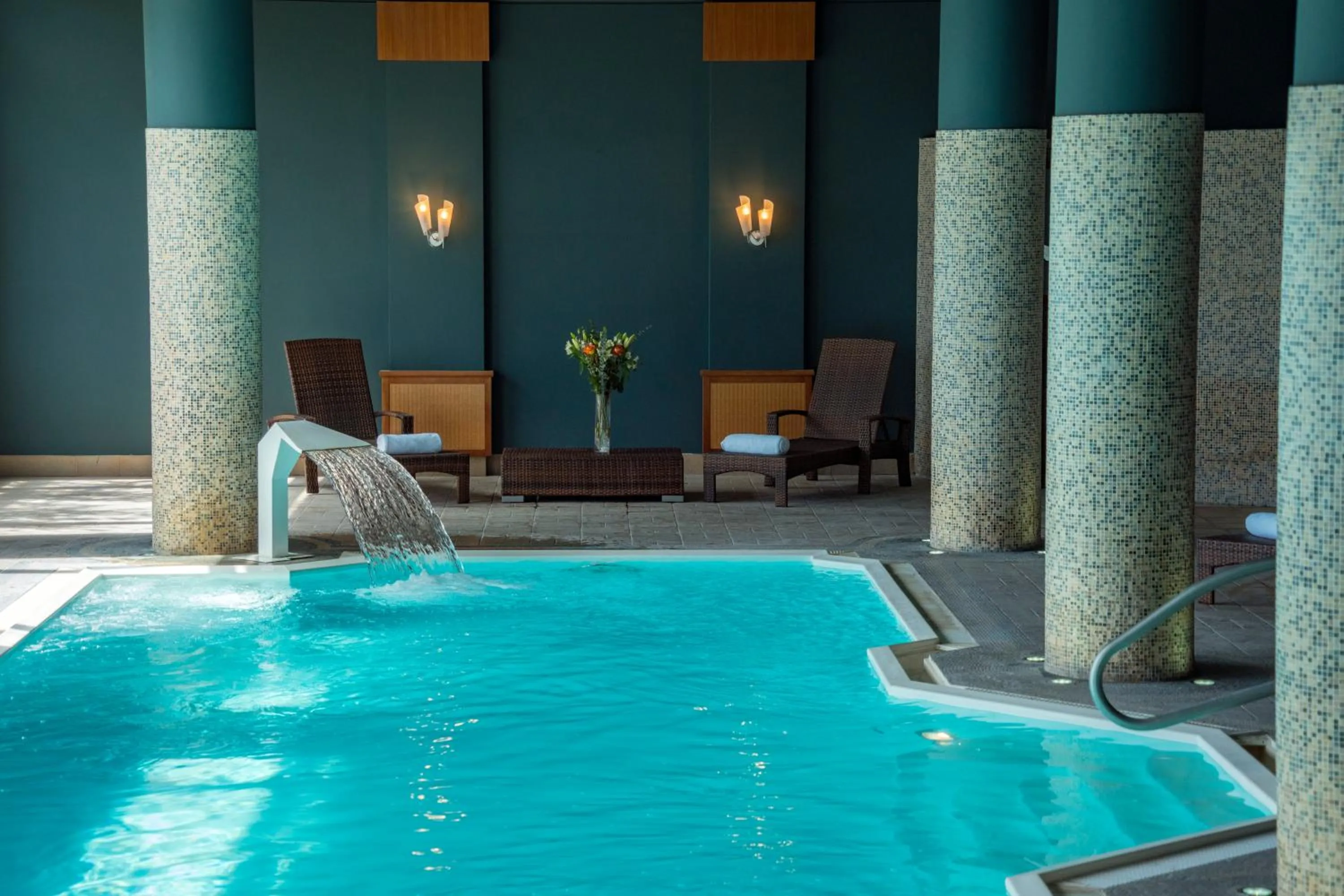 Swimming pool in Park Lake Luxury Hotel