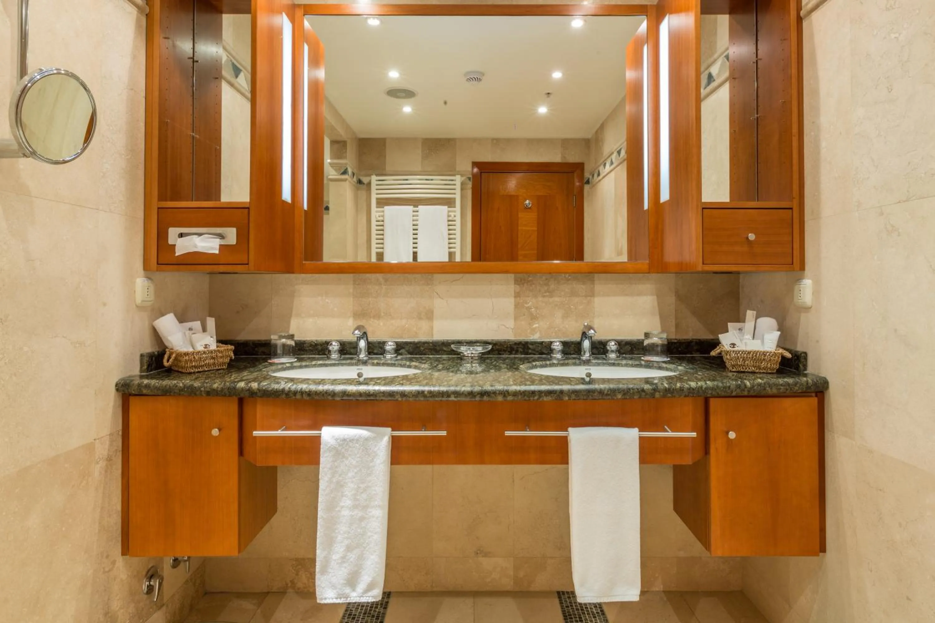 Bathroom in Park Lake Luxury Hotel