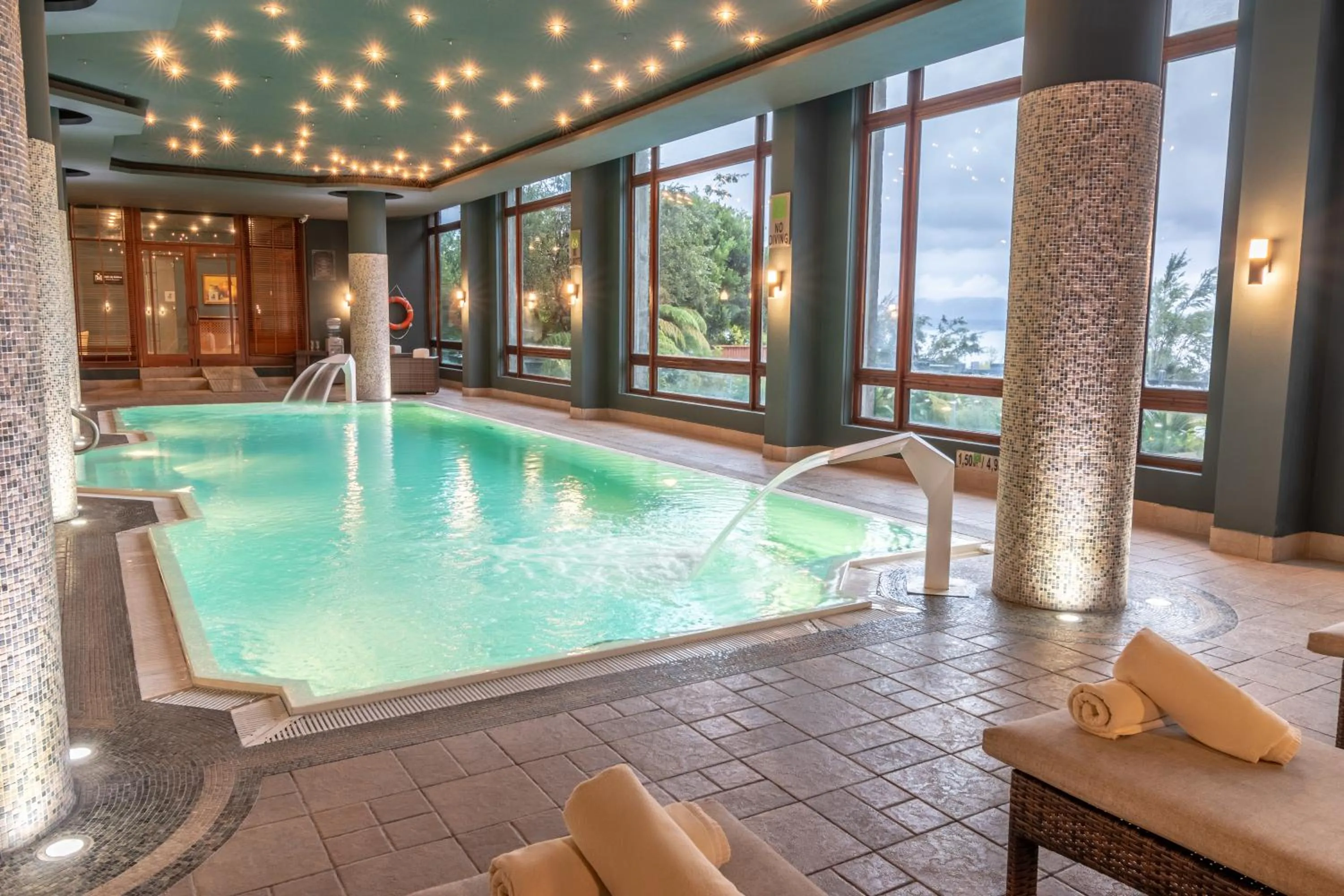 Swimming pool in Park Lake Luxury Hotel