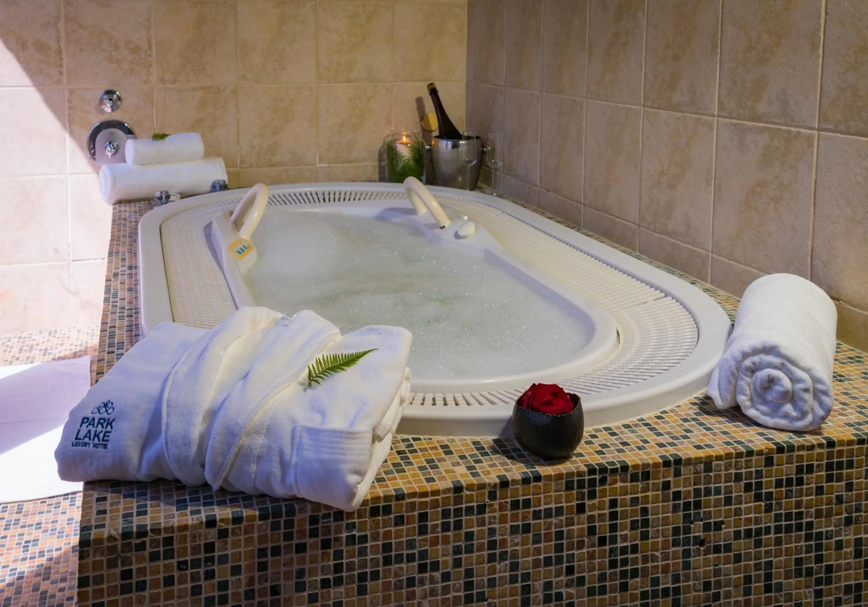 Hot Tub in Park Lake Luxury Hotel