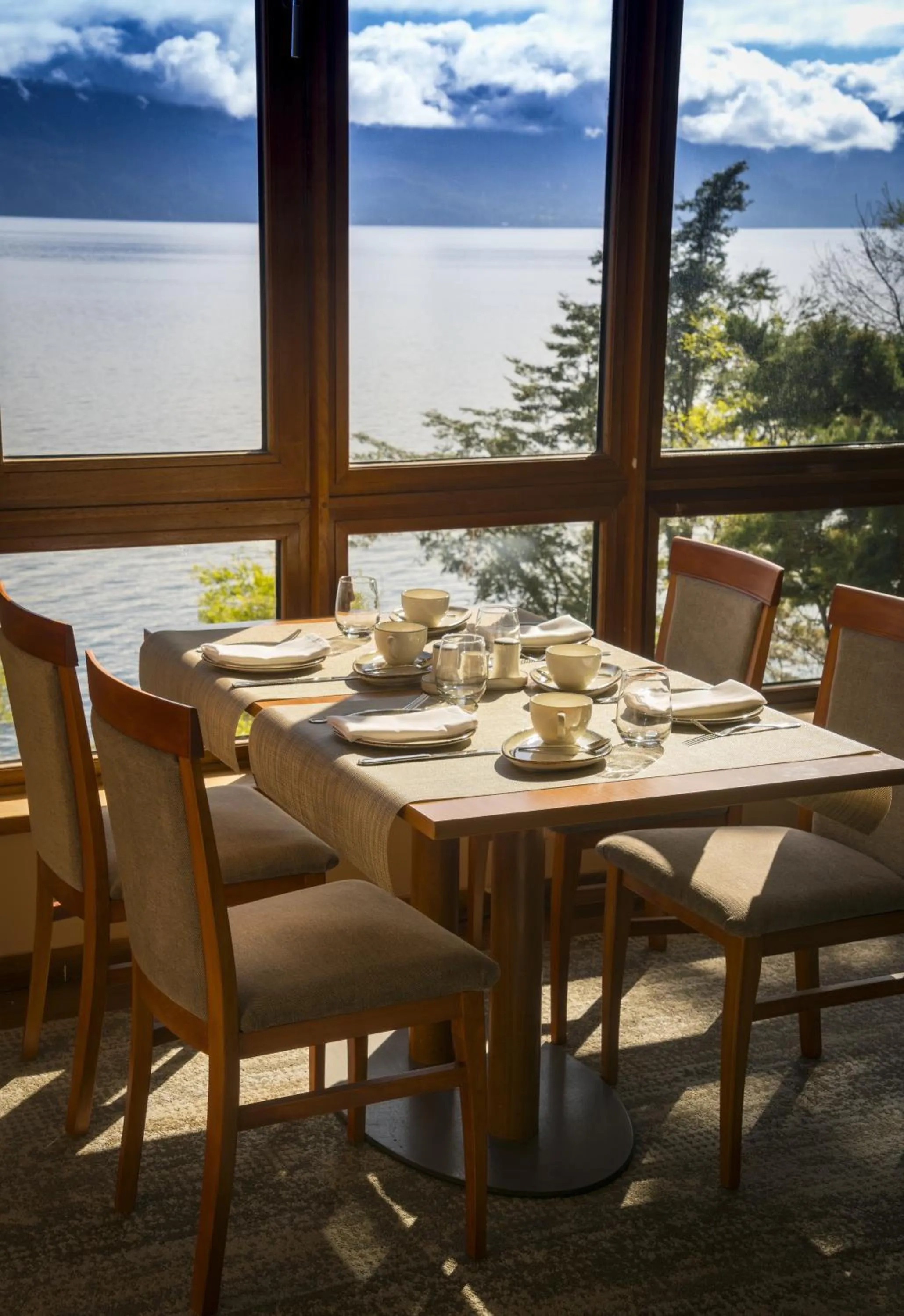 Restaurant/places to eat in Park Lake Luxury Hotel