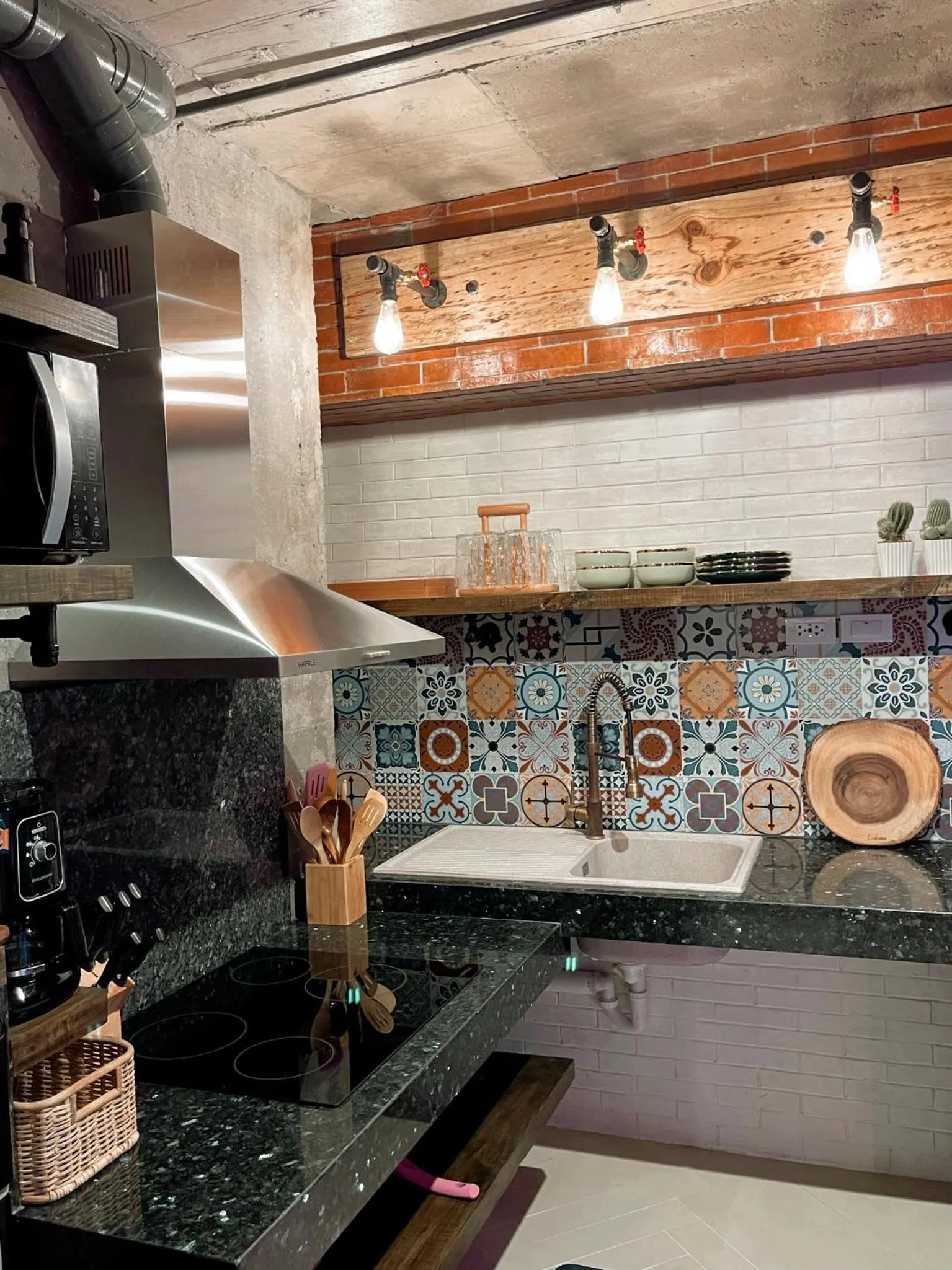 Kitchen or kitchenette in Blue Tulip - 4mins from Mactan Airport