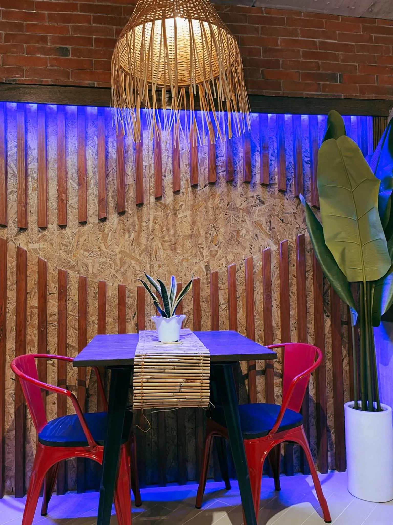 Dining area in Blue Tulip - 4mins from Mactan Airport