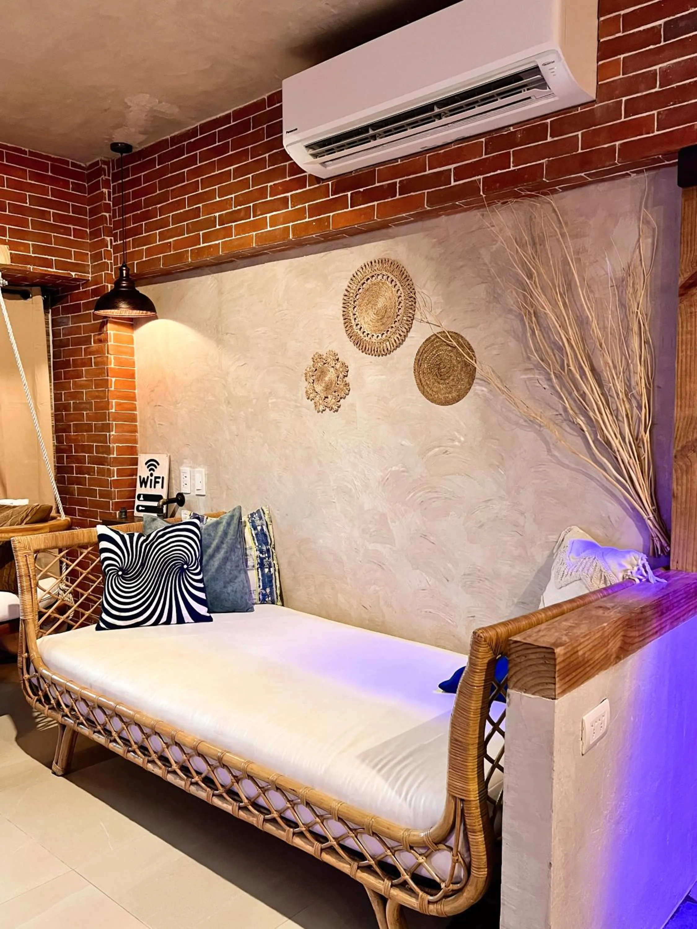 Living room, Bed in Blue Tulip - 4mins from Mactan Airport