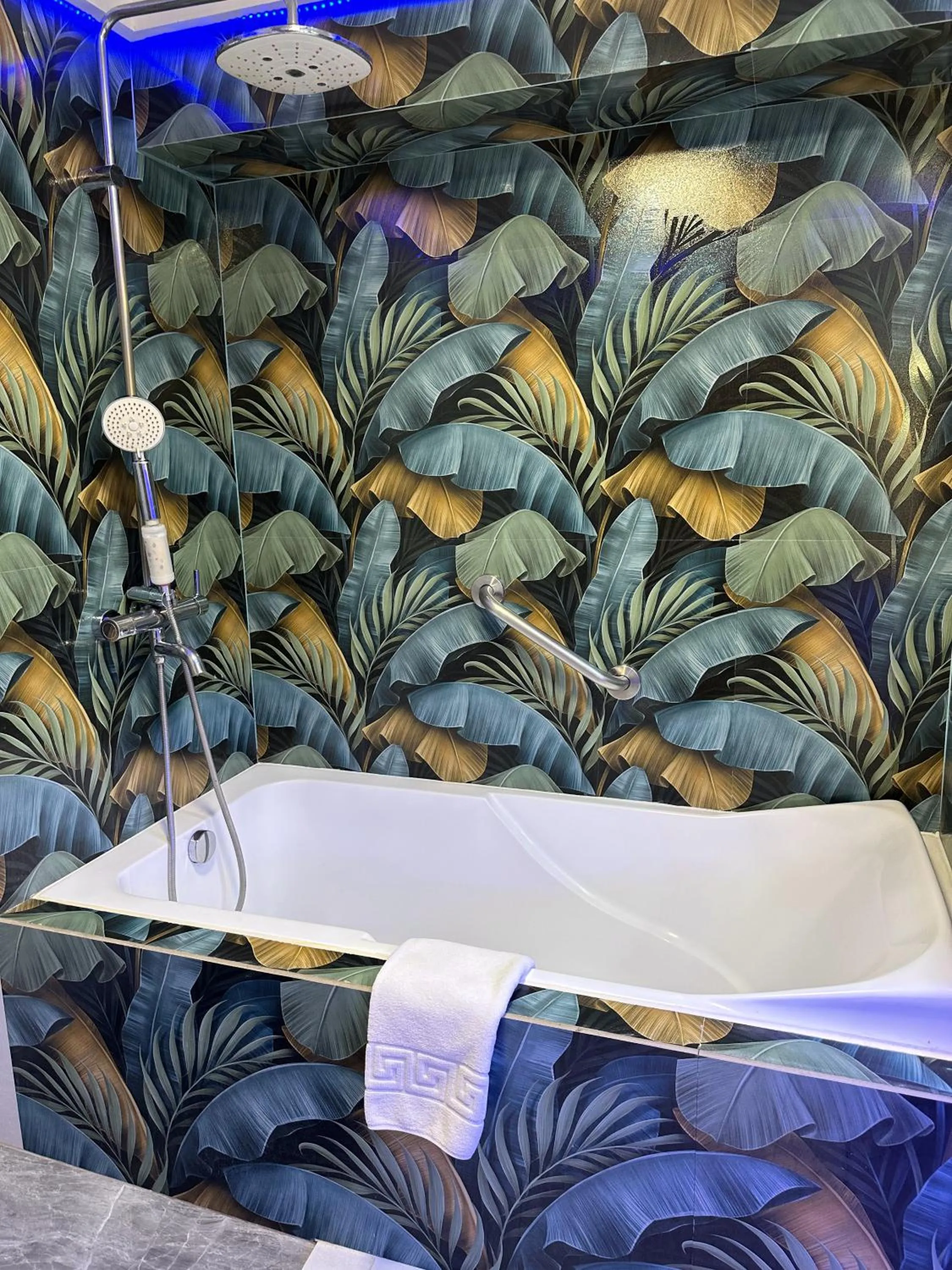 Bathroom in Blue Tulip - 4mins from Mactan Airport