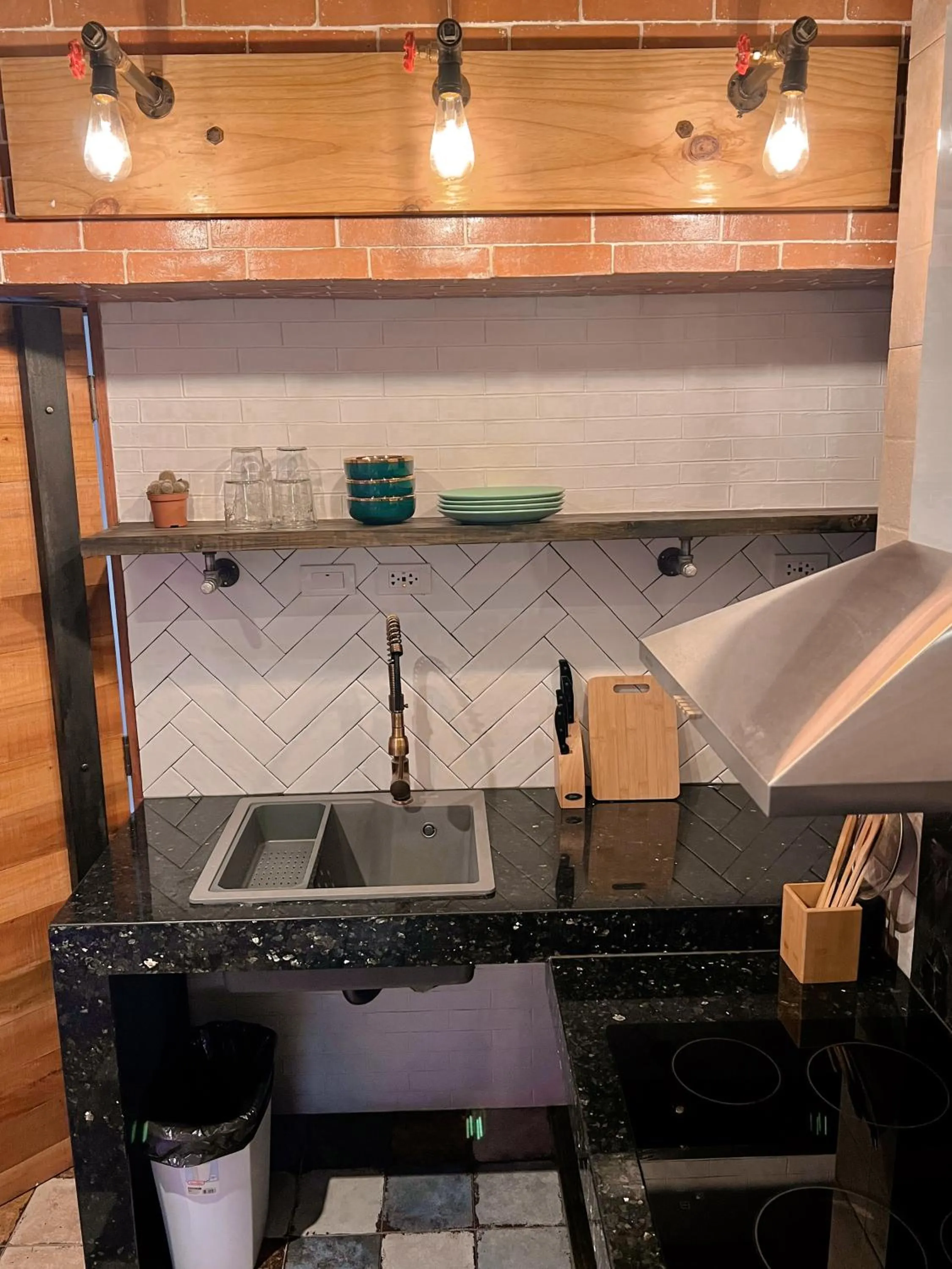 Kitchen or kitchenette in Blue Tulip - 4mins from Mactan Airport