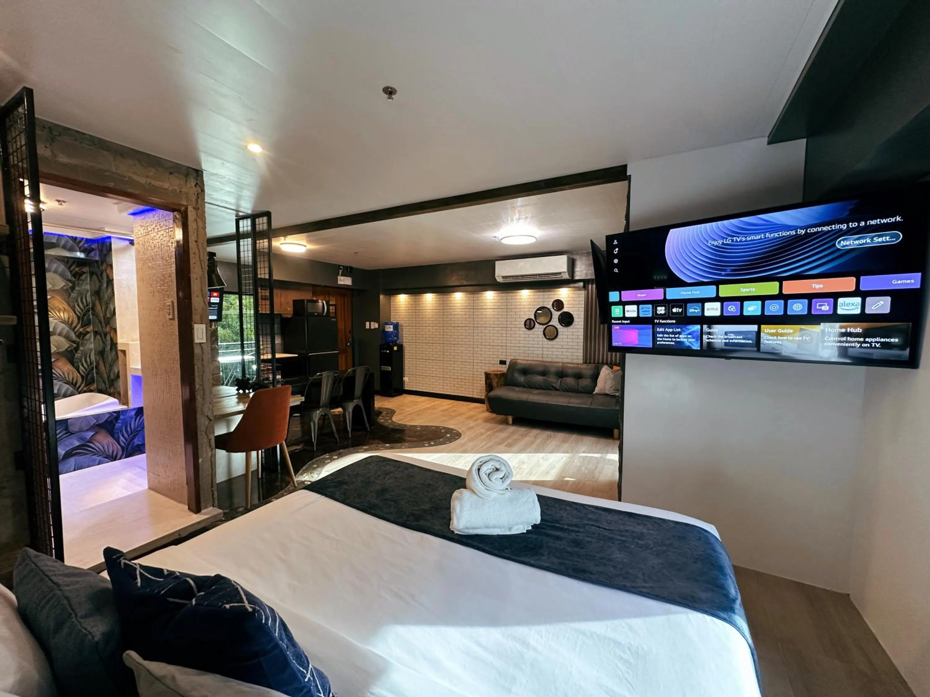 TV and multimedia, Bed in Blue Tulip - 4mins from Mactan Airport