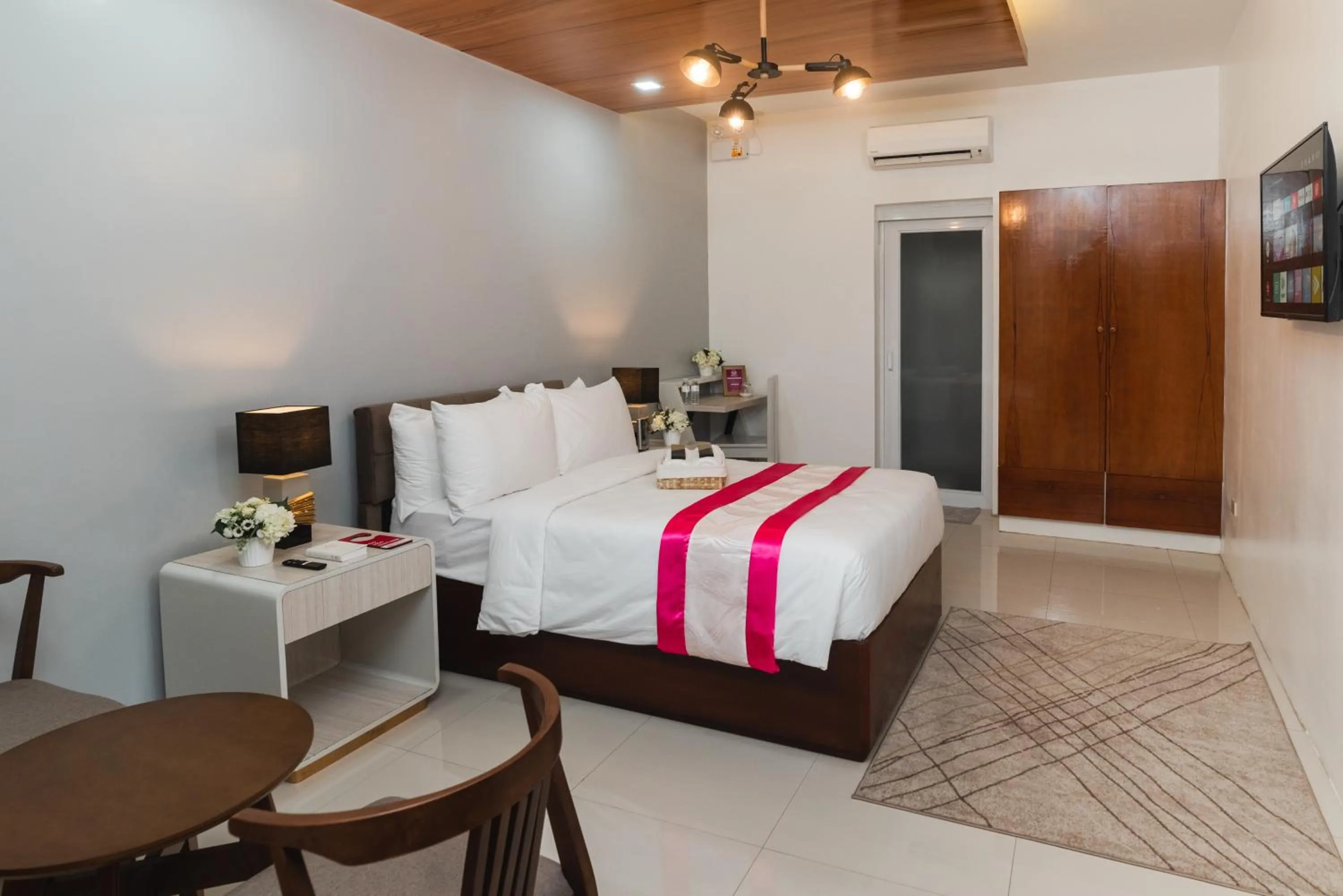 Bed in Monica Midtown Suites