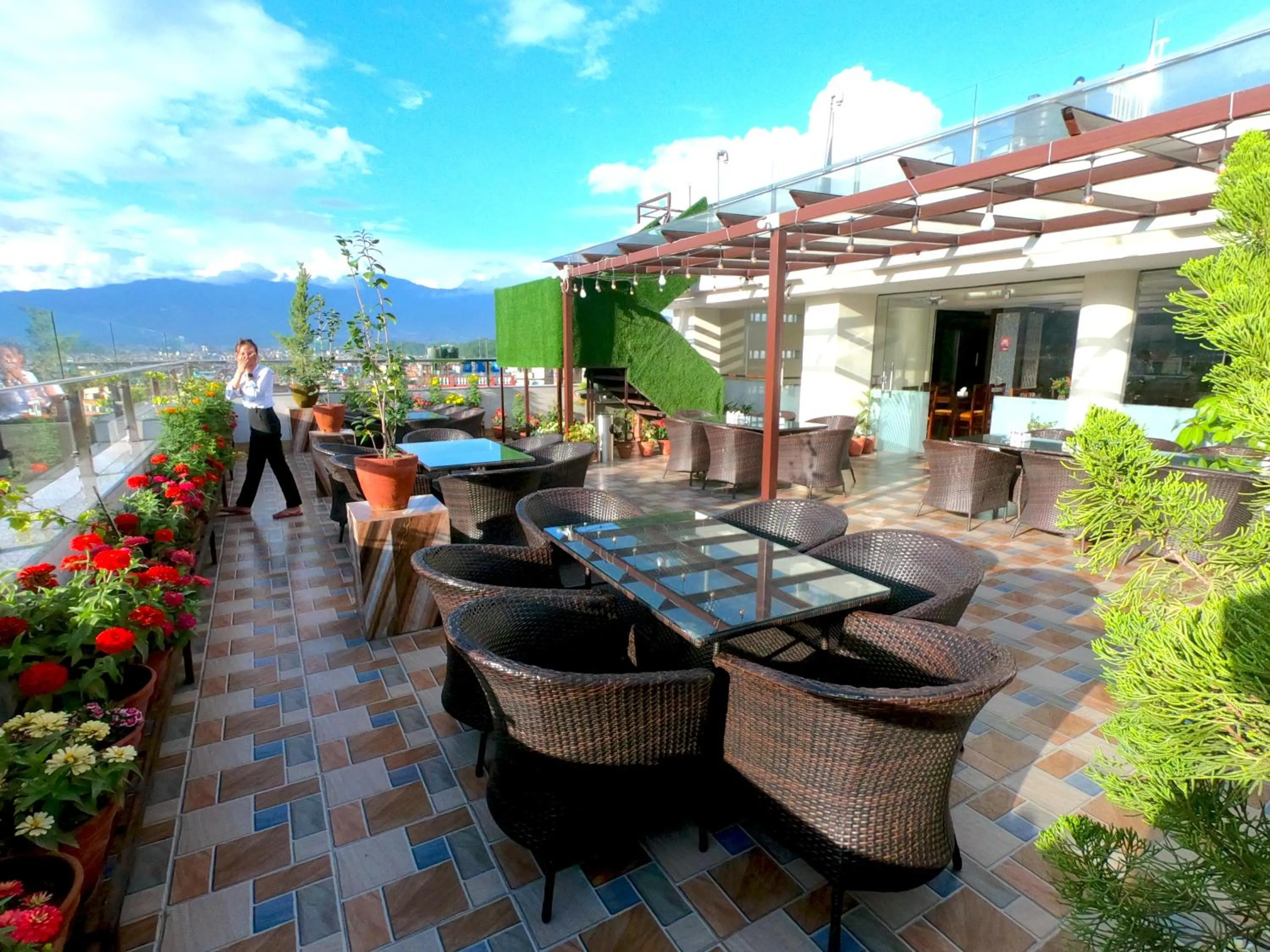 Restaurant/places to eat in Hotel Simal