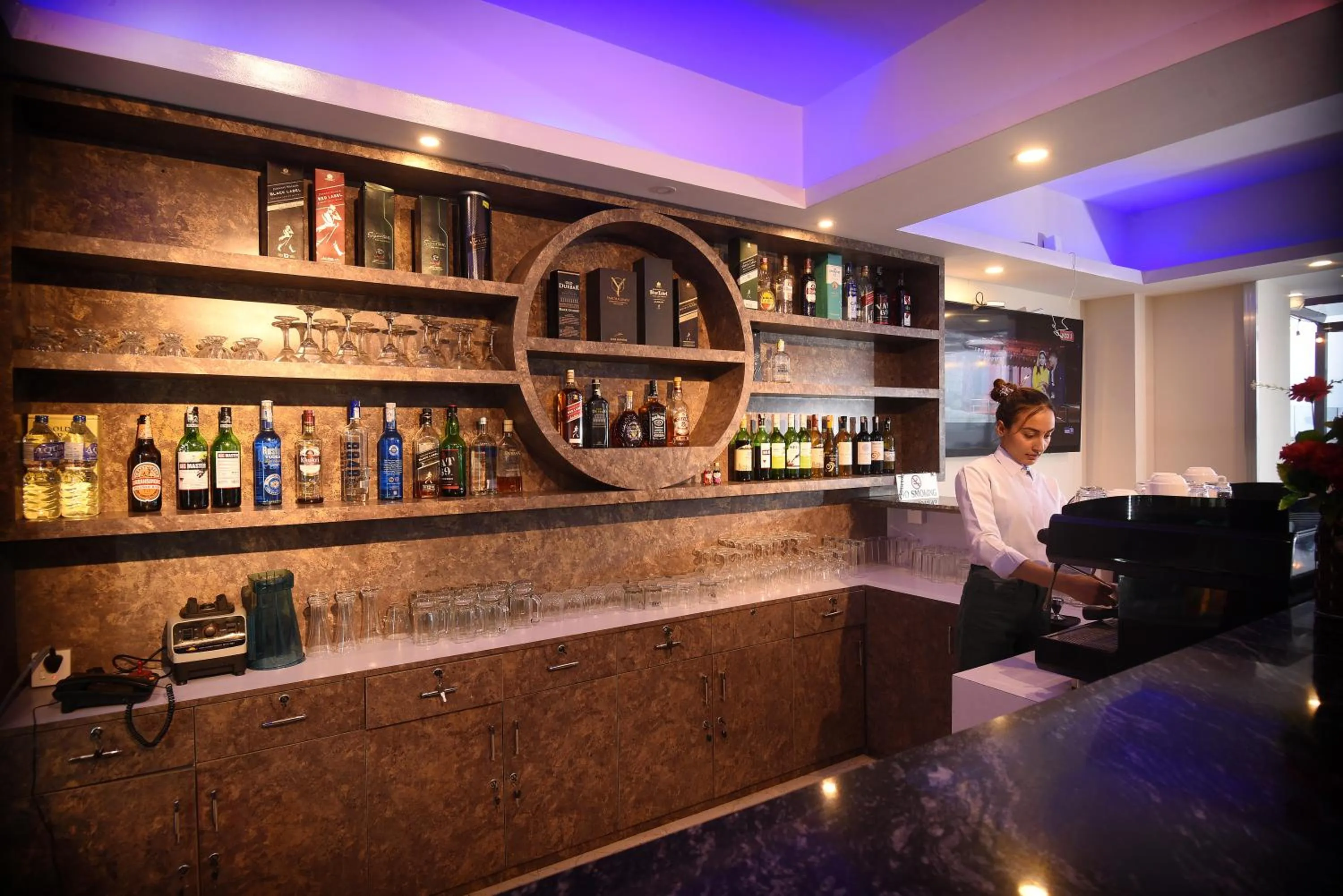 Restaurant/places to eat in Hotel Simal