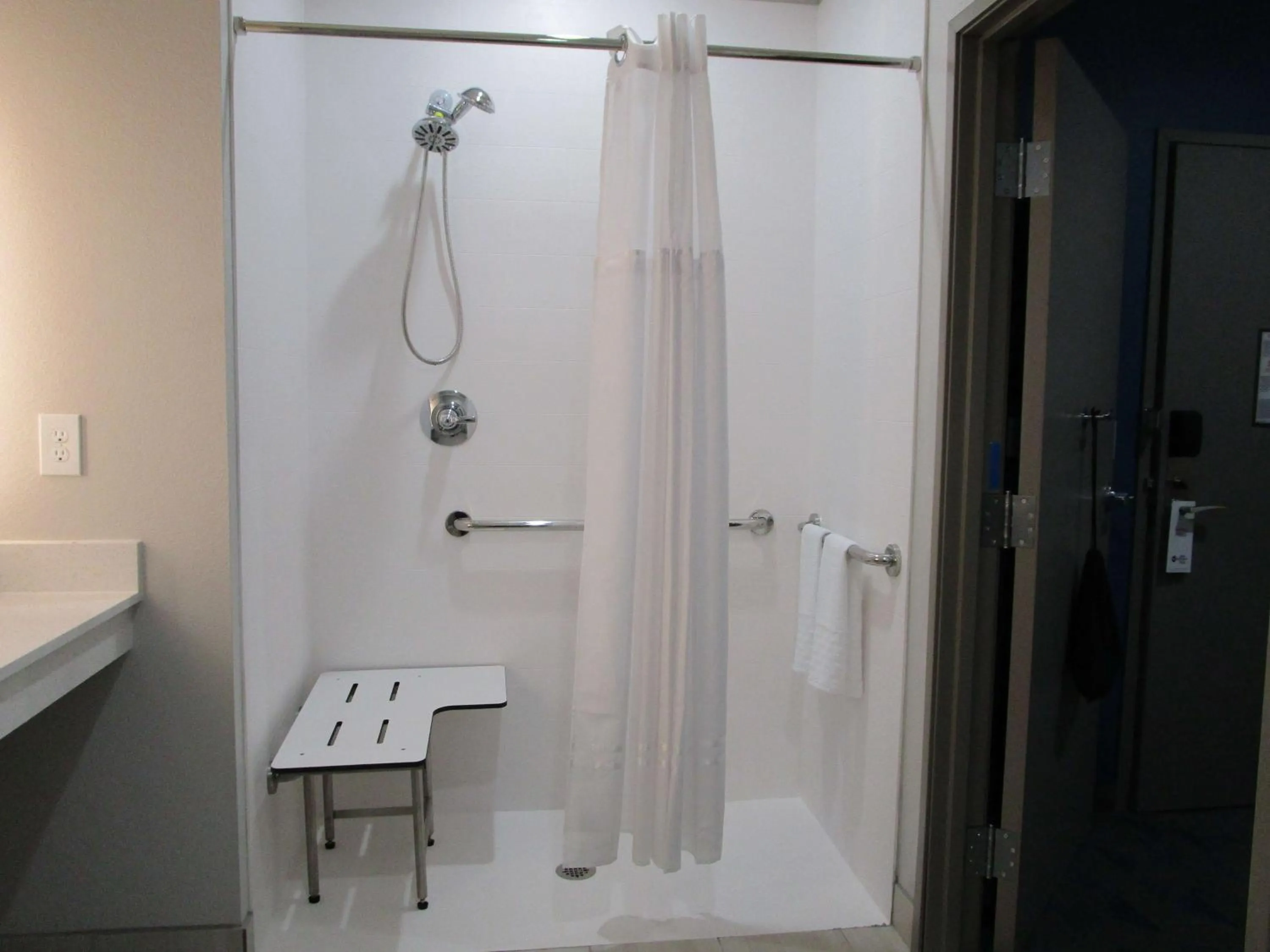 Bathroom in Reddy Hotel Bonham