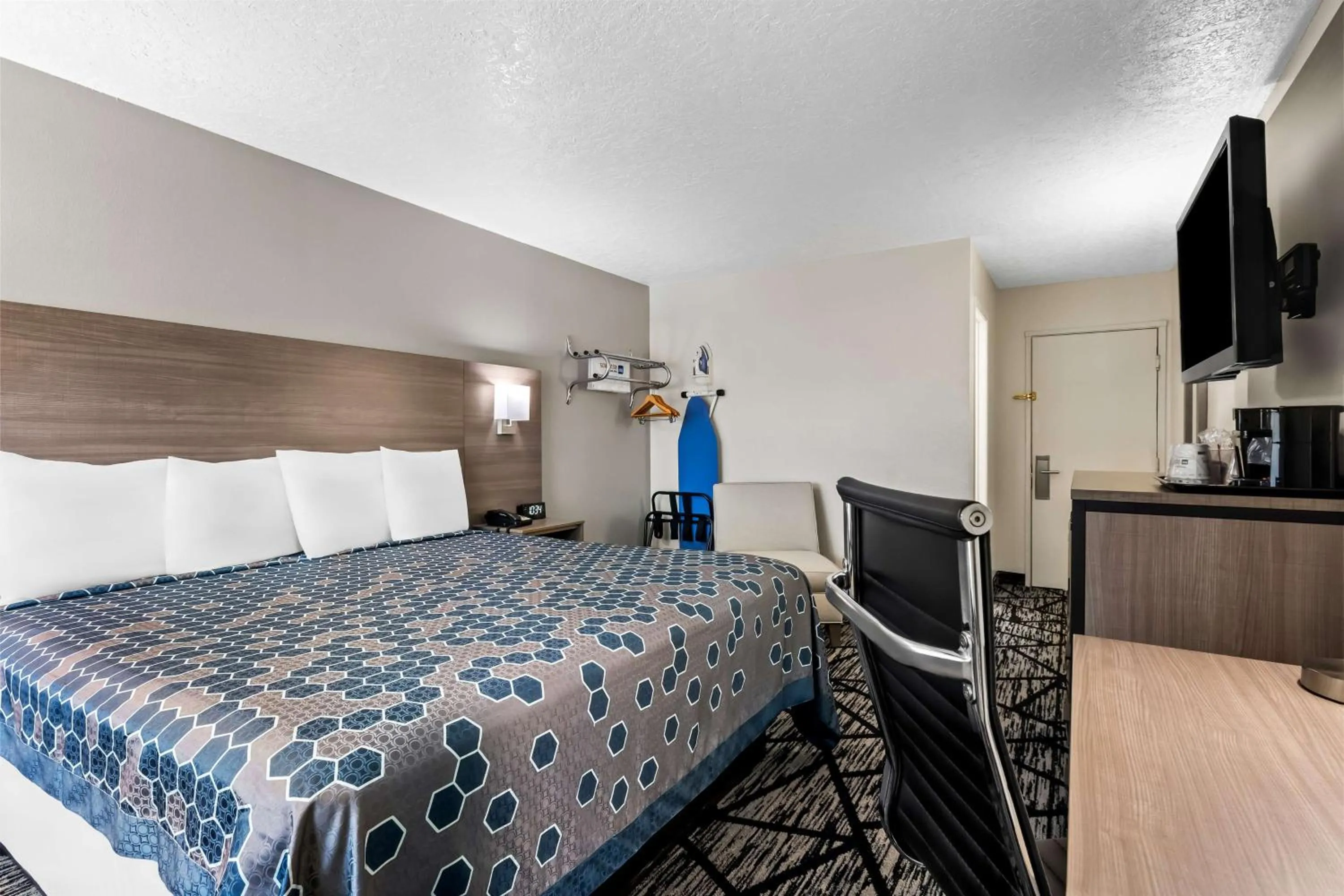 Bedroom, Bed in SureStay Hotel by Best Western Duncan