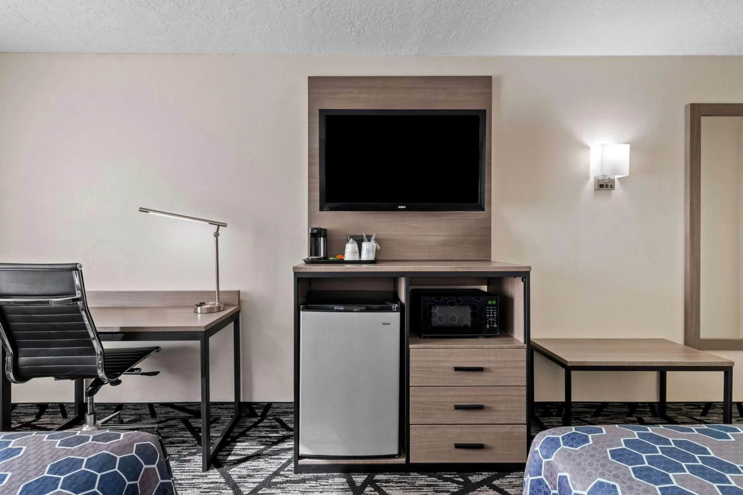 Bedroom in SureStay Hotel by Best Western Duncan