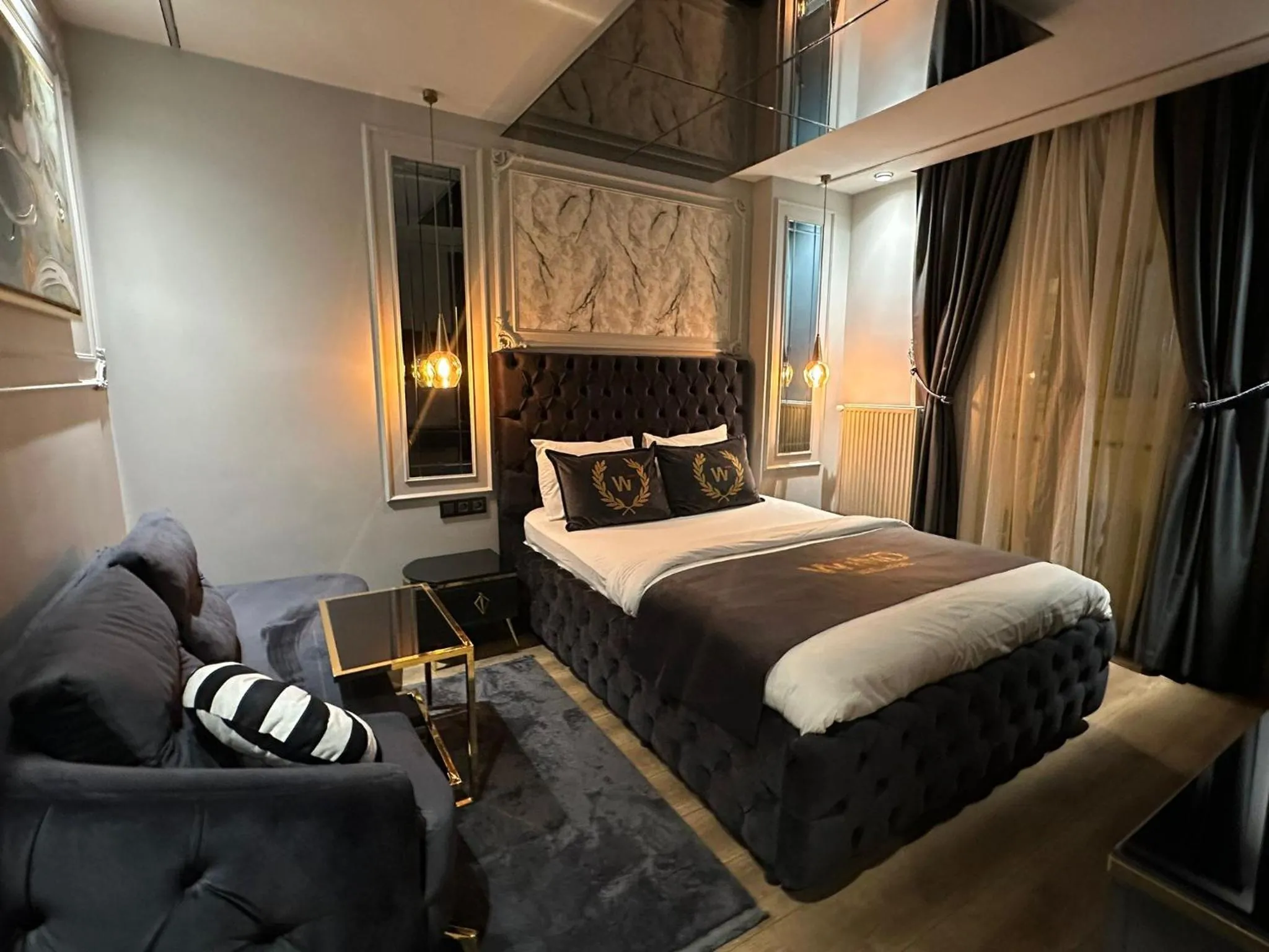 Photo of the whole room, Bed in Wind Suit