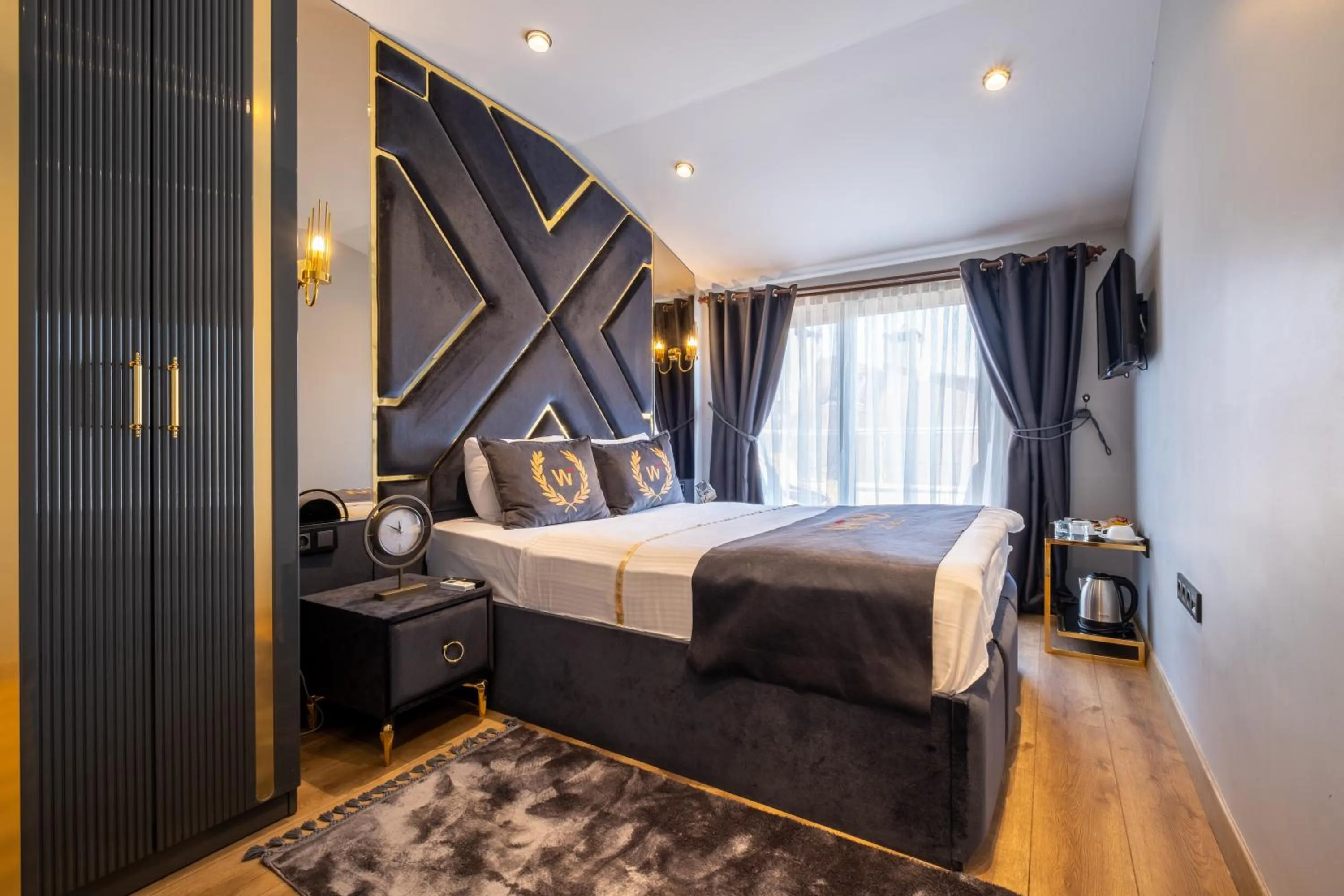 Photo of the whole room, Bed in Wind Suit