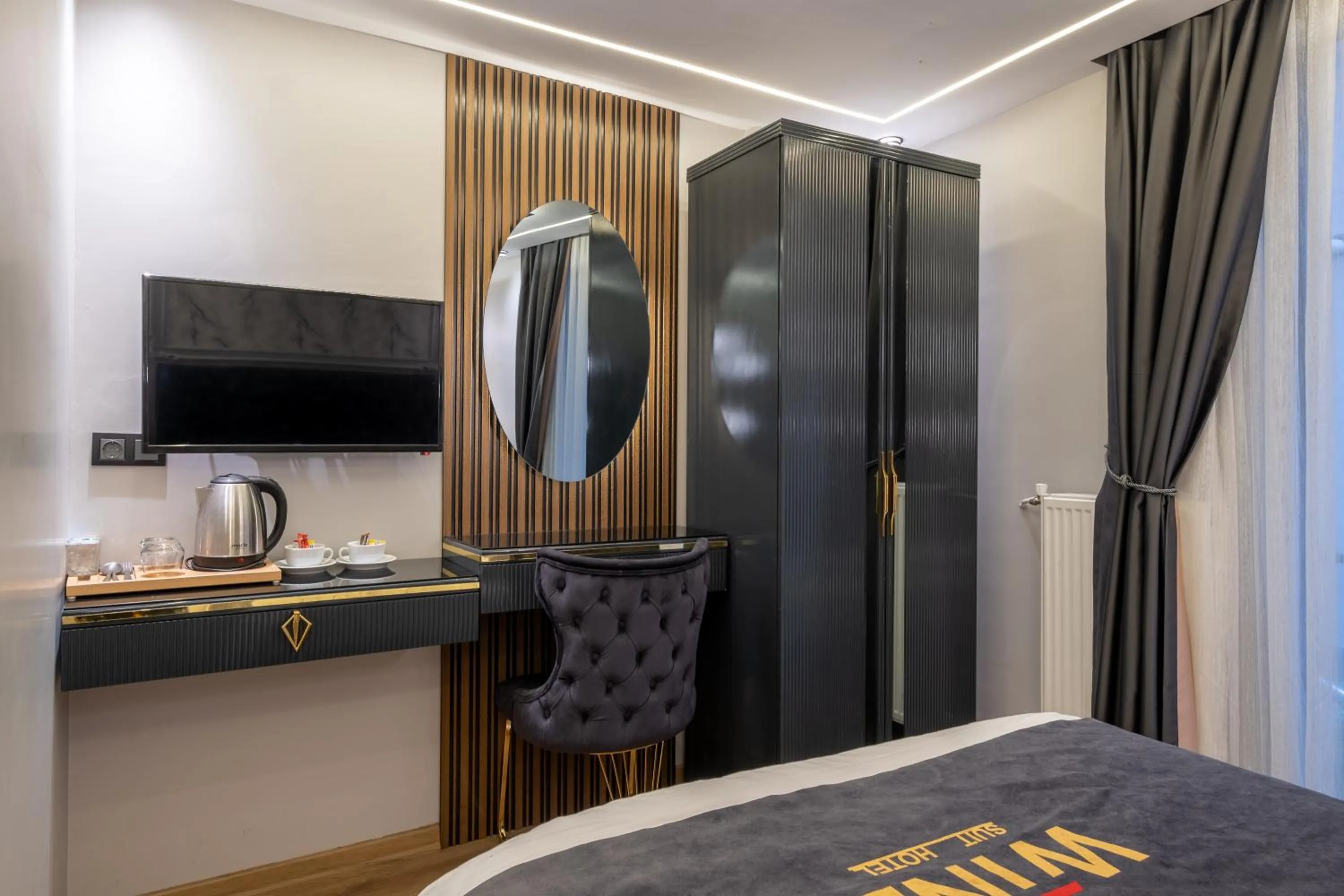 wardrobe, Bed in Wind Suit